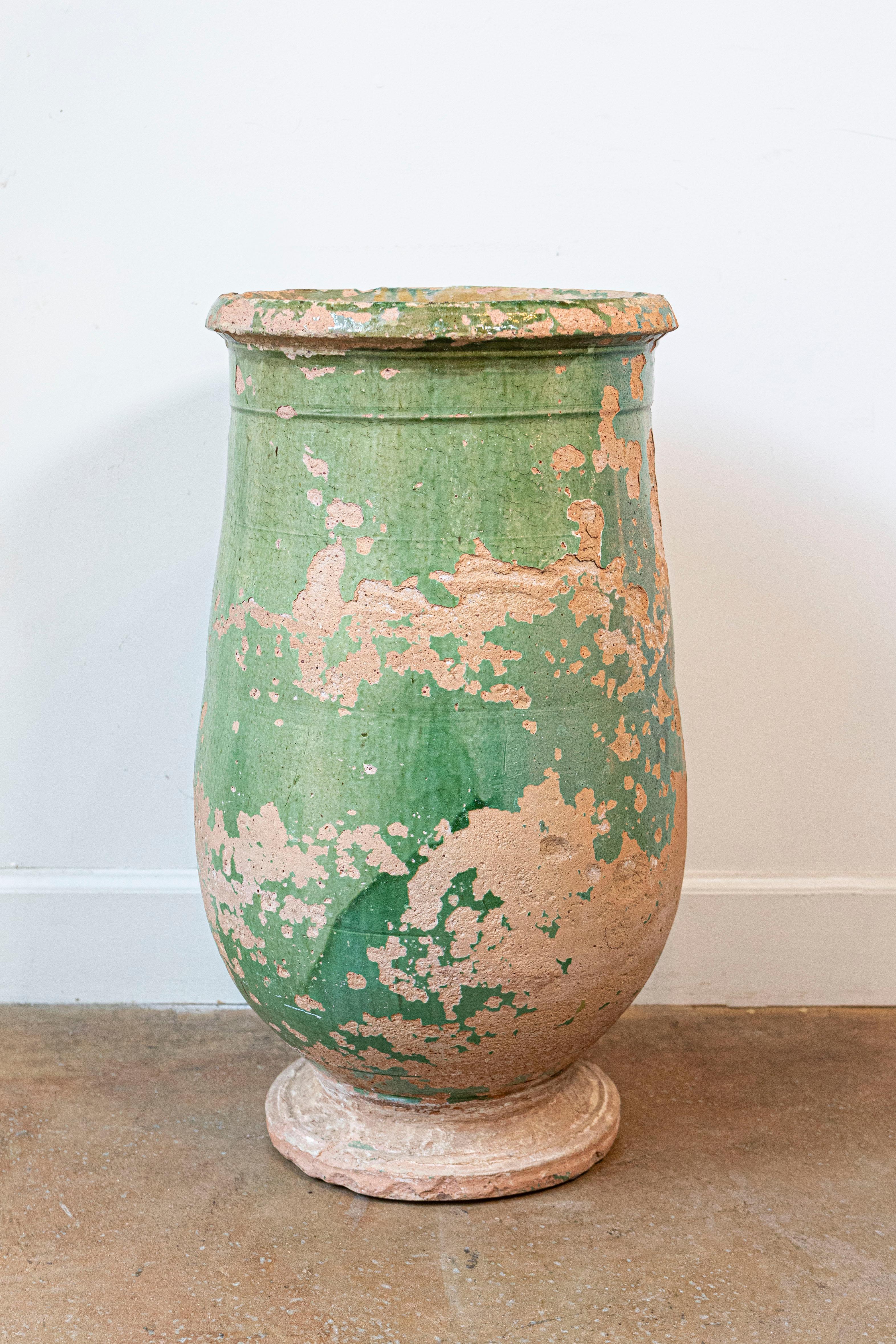 Smaltato Vaso oblungo in terracotta smaltata verde della Provincia francese del 1880 con patina invecchiata in vendita