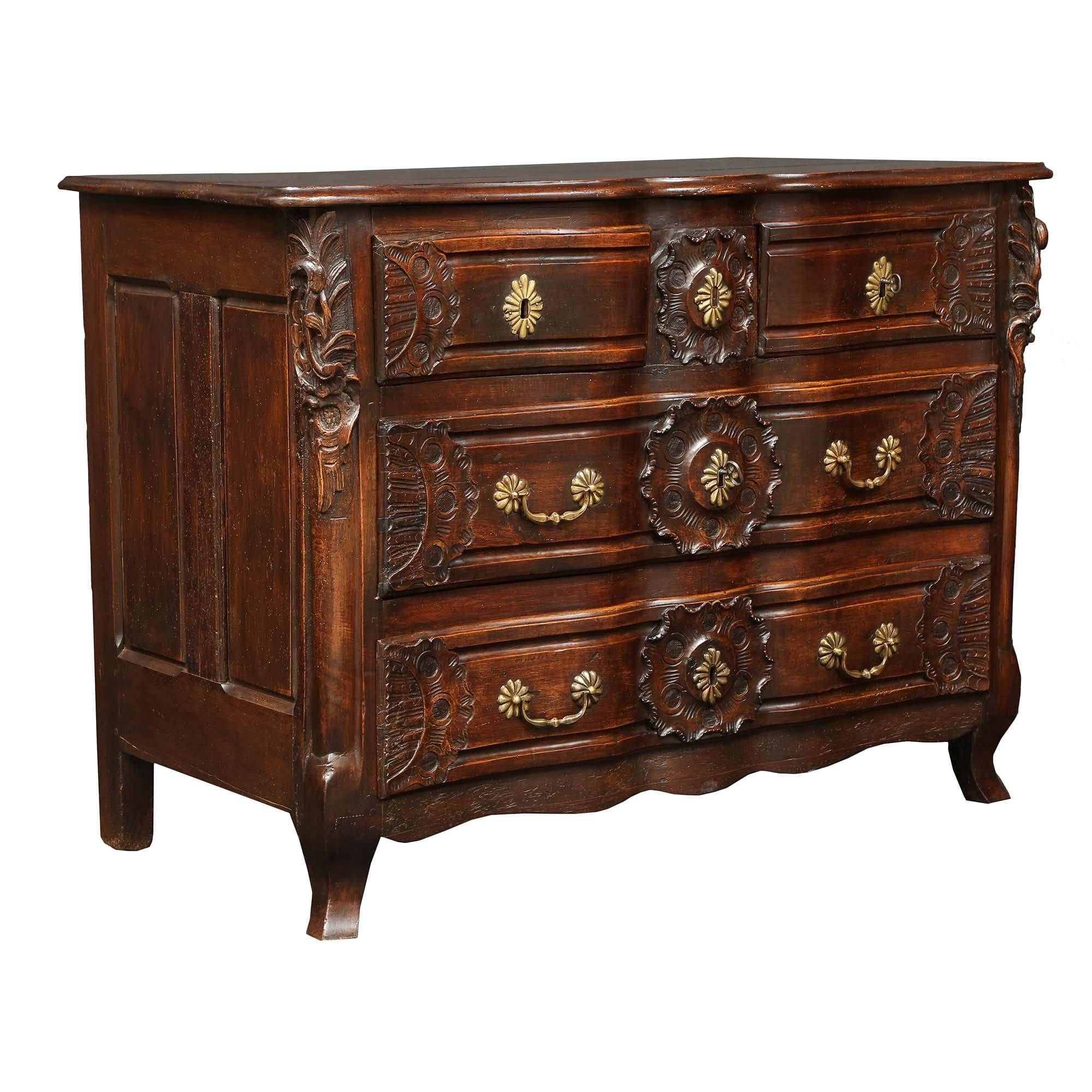 French Provincial 18th Century Louis XV Period Walnut Commode In Good Condition For Sale In West Palm Beach, FL