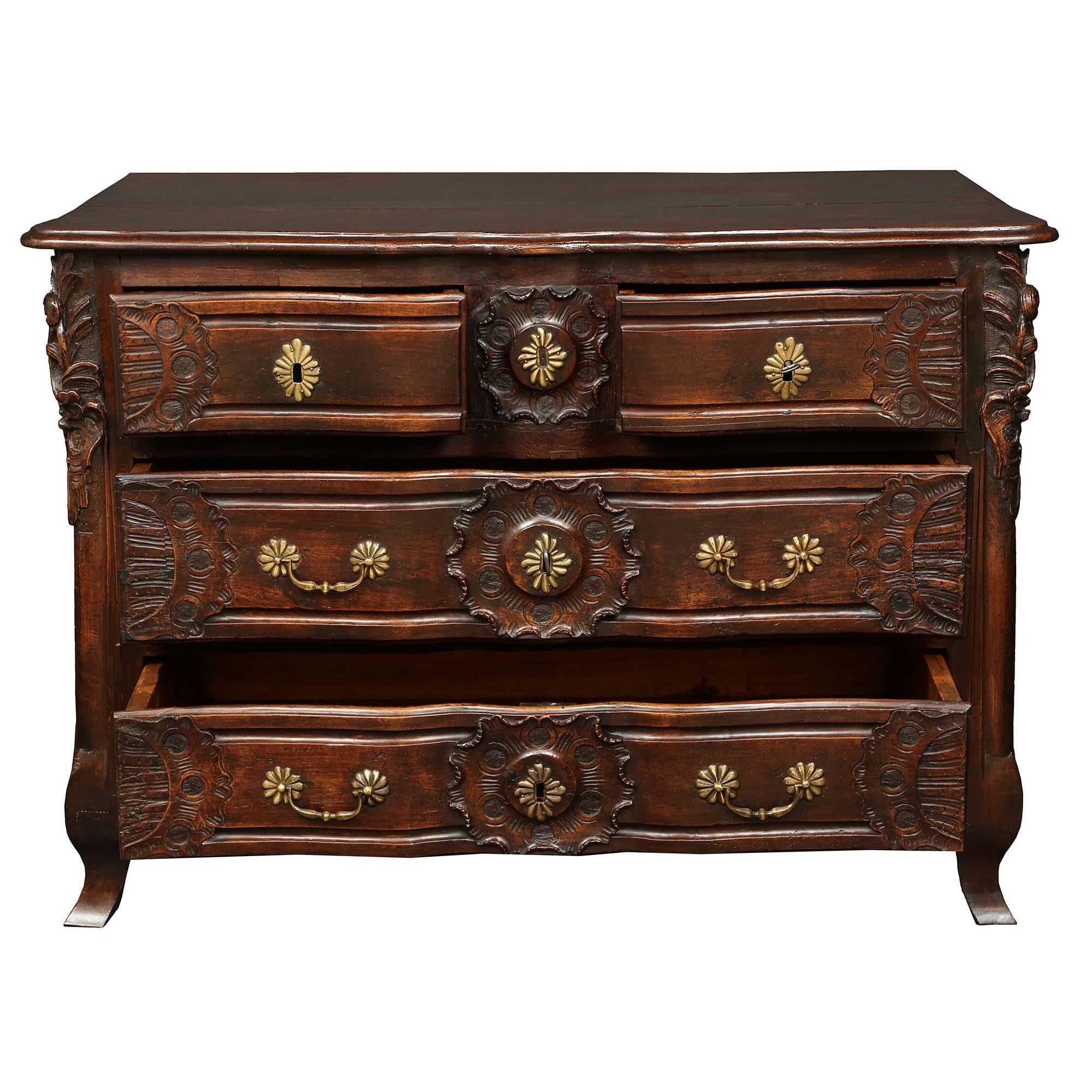 Commode en noyer d'époque Louis XV 18ème siècle Bon état - En vente à West Palm Beach, FL