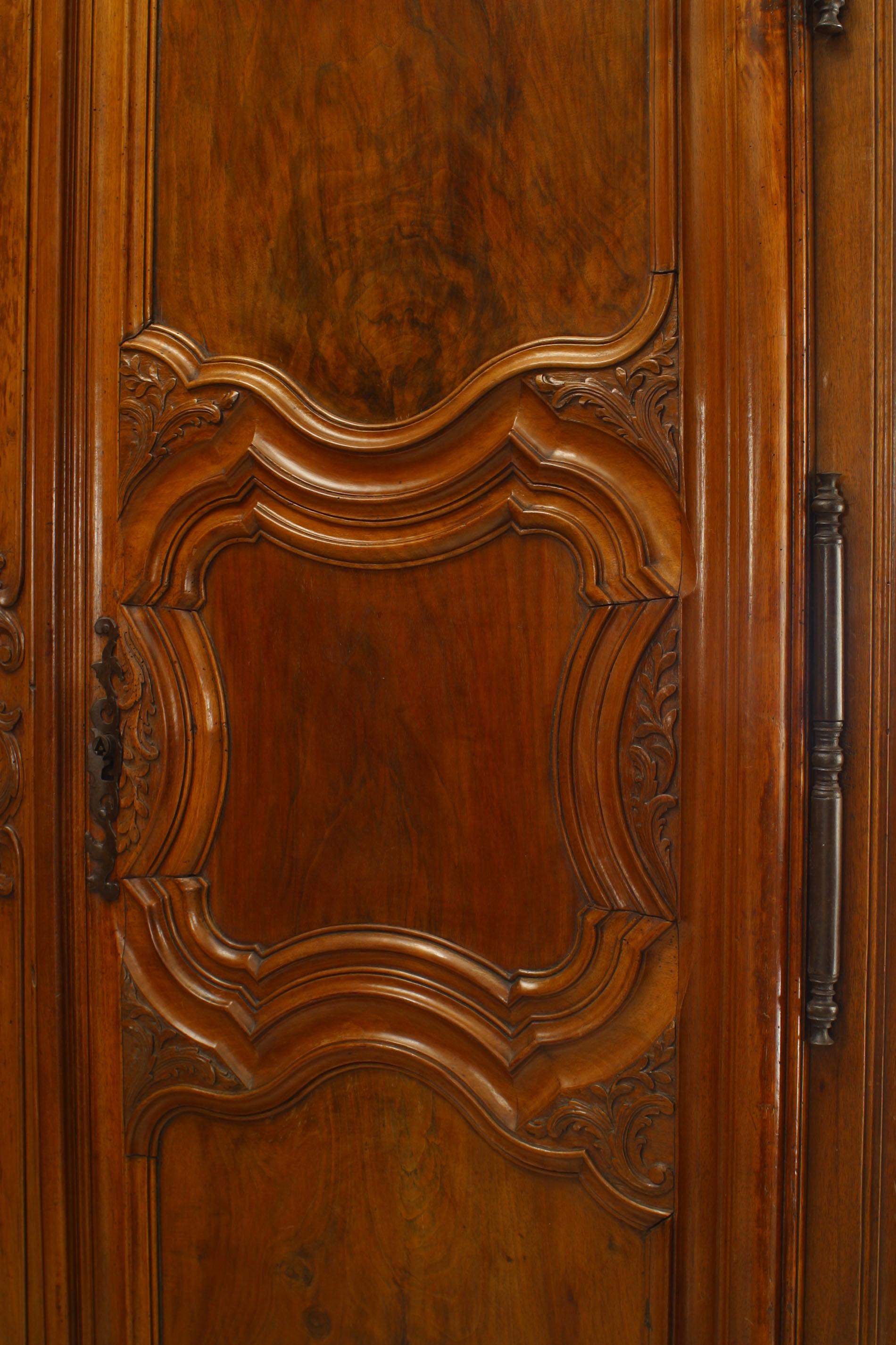 French Provincial 18th Century Walnut Armoire In Good Condition For Sale In New York, NY