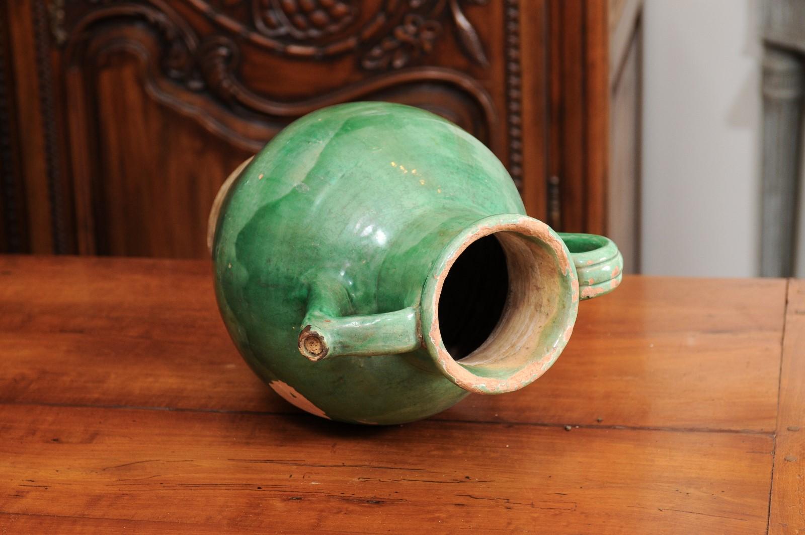 Pichet en poterie vernissée verte vieillie du 19ème siècle avec cuillère en vente 2