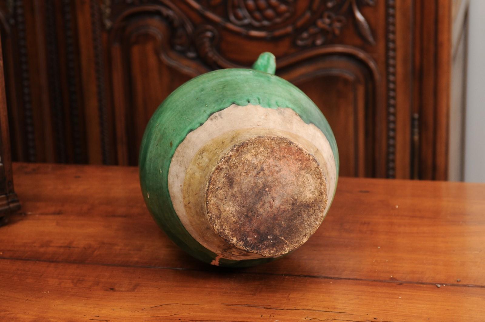 Pichet en poterie vernissée verte vieillie du 19ème siècle avec cuillère en vente 3