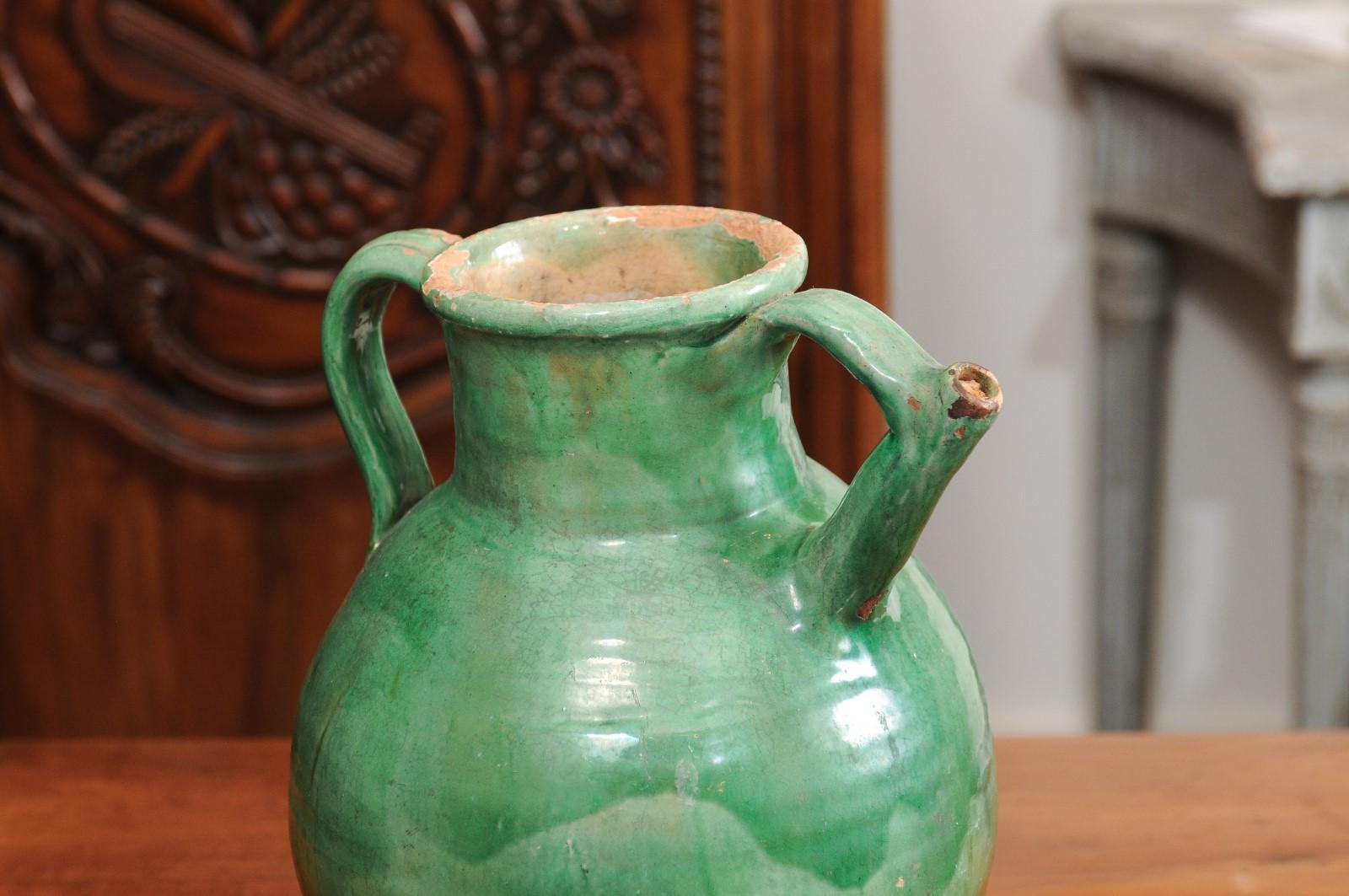 Provincial français Pichet en poterie vernissée verte vieillie du 19ème siècle avec cuillère en vente
