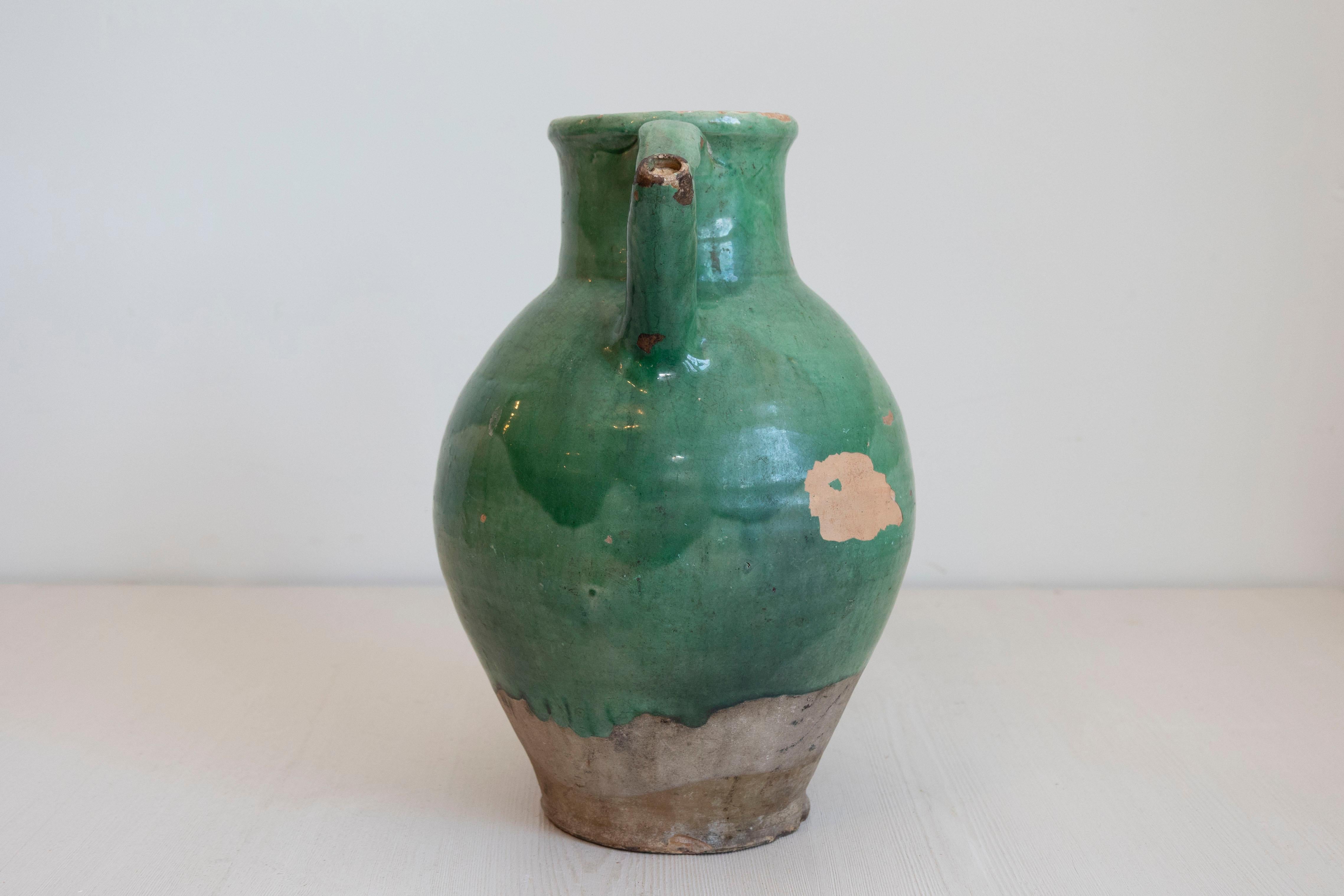 Jarra con pico de cerámica esmaltada verde envejecida de la provincia francesa del siglo XIX Provincial francés en venta
