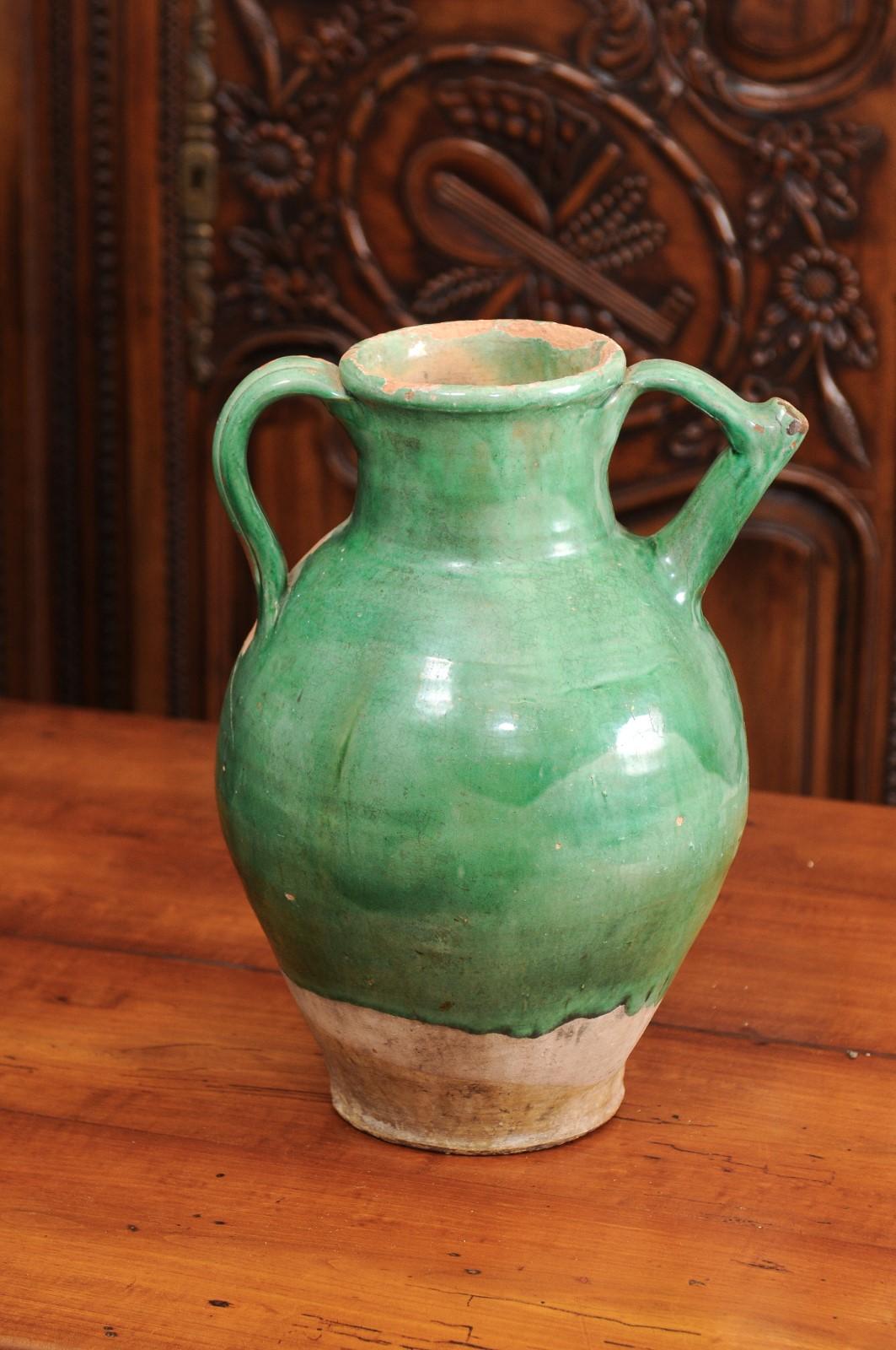 Vernissé Pichet en poterie vernissée verte vieillie du 19ème siècle avec cuillère en vente