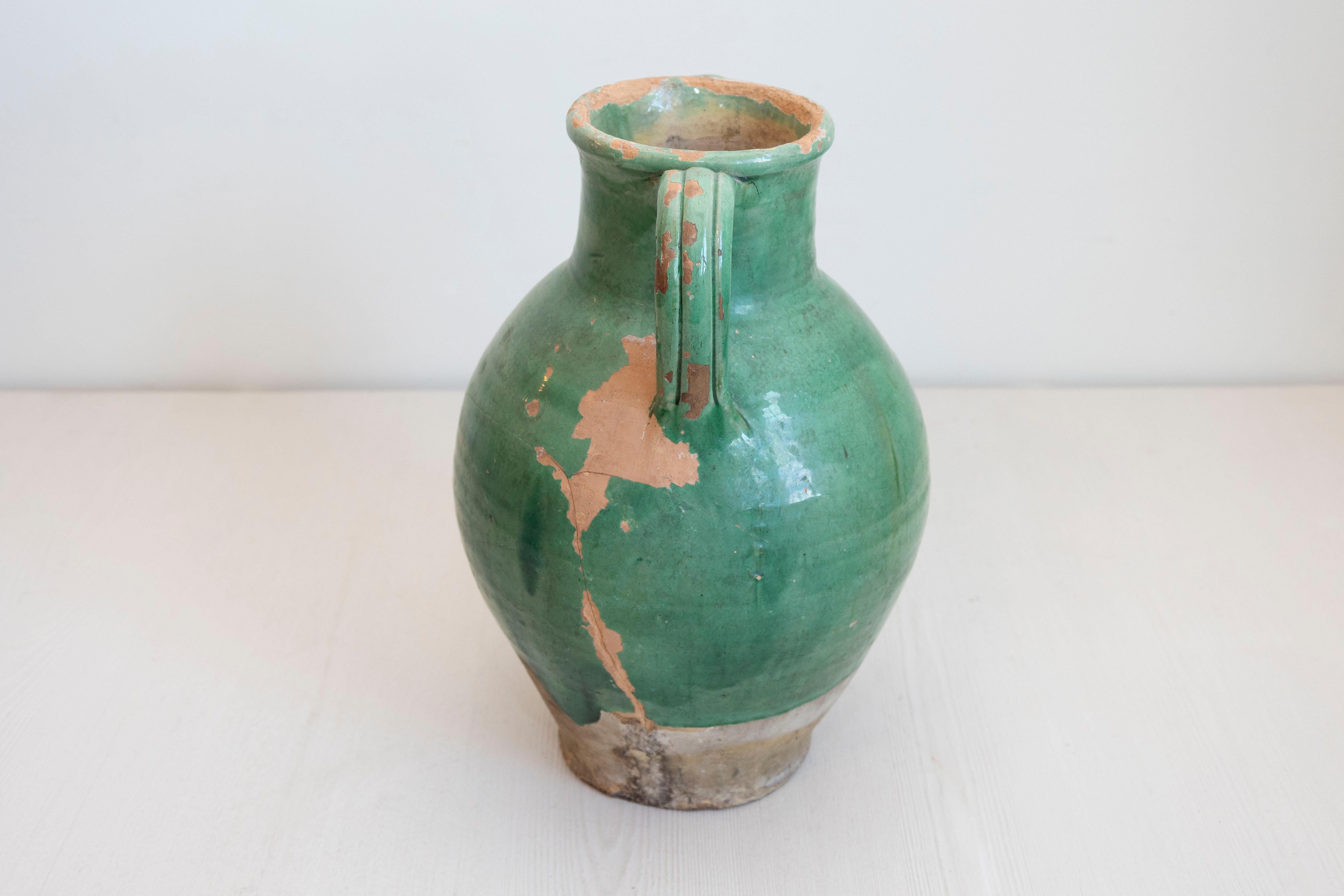 Jarra con pico de cerámica esmaltada verde envejecida de la provincia francesa del siglo XIX Glaseado en venta