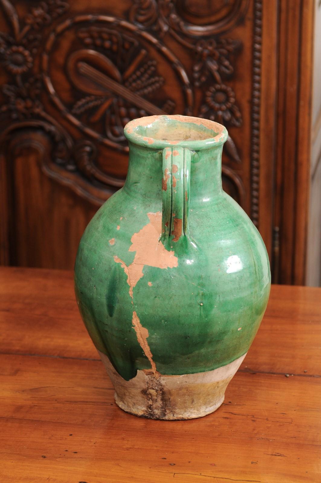 Pichet en poterie vernissée verte vieillie du 19ème siècle avec cuillère Bon état - En vente à Atlanta, GA