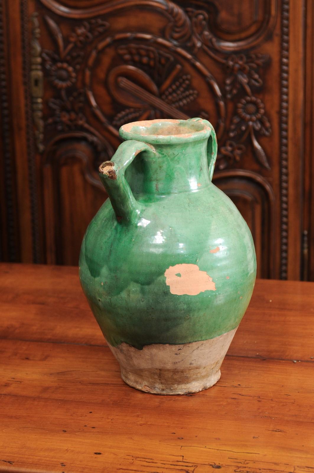 Poteries Pichet en poterie vernissée verte vieillie du 19ème siècle avec cuillère en vente