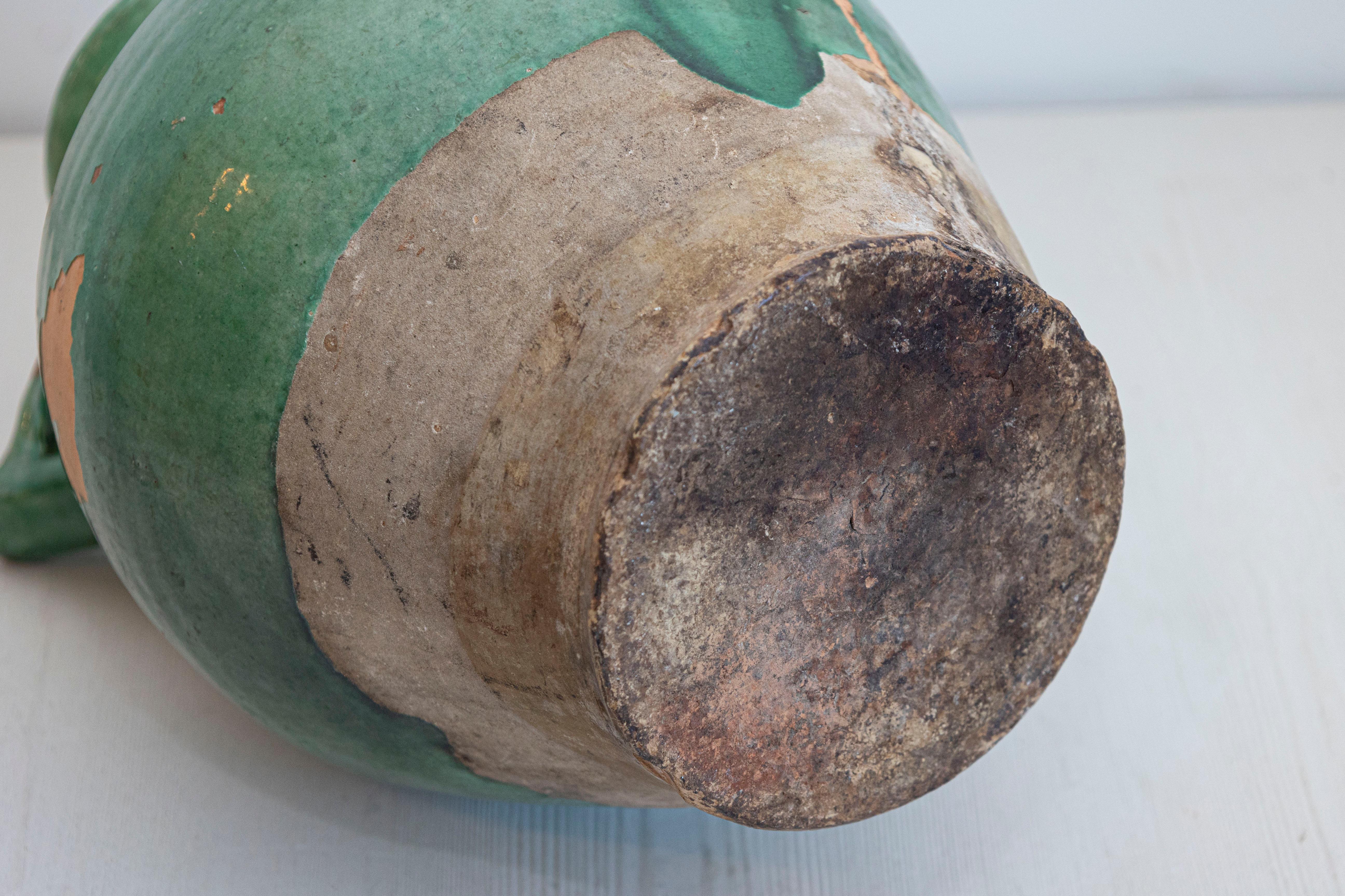 Jarra con pico de cerámica esmaltada verde envejecida de la provincia francesa del siglo XIX en venta 1