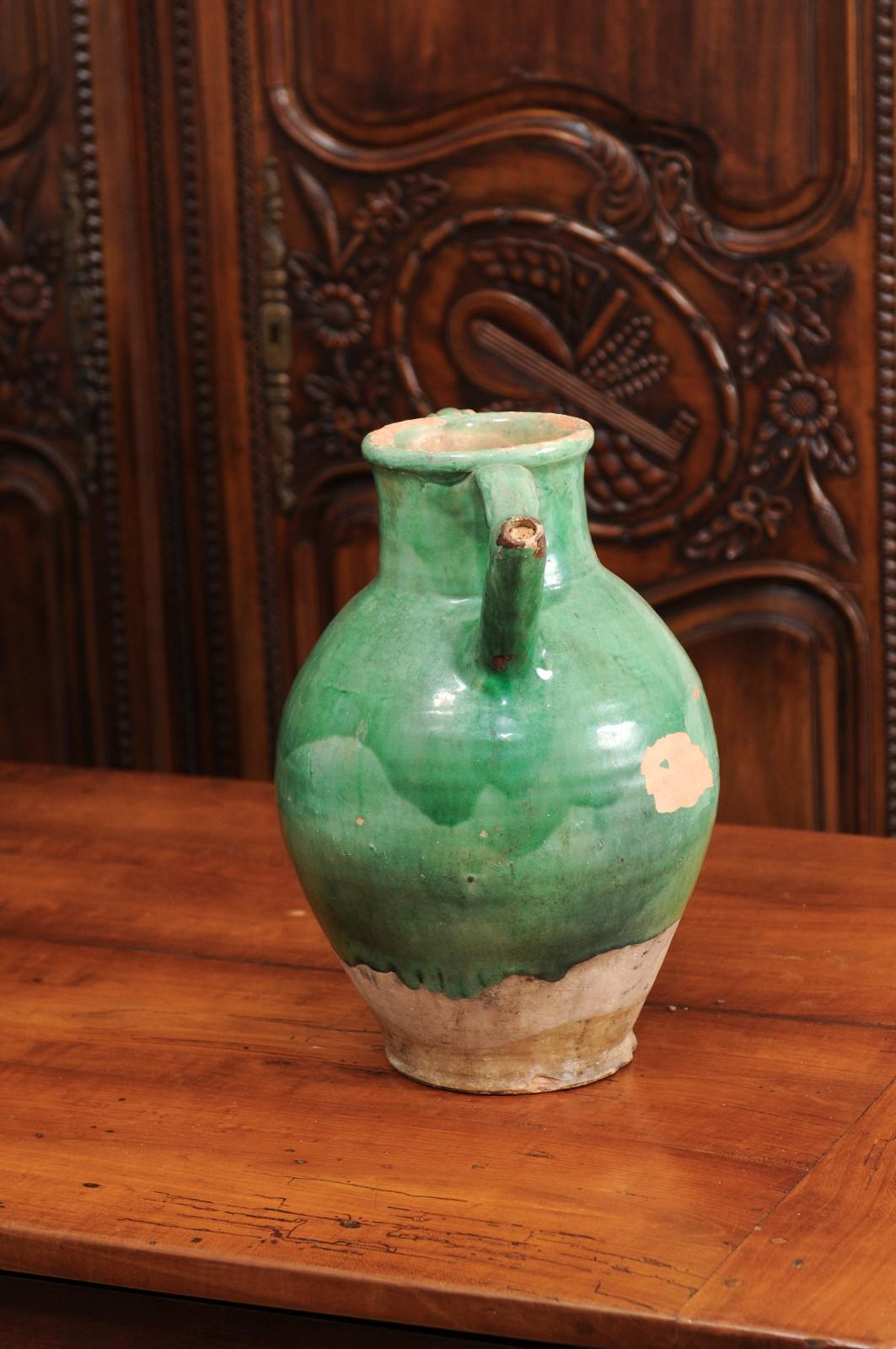 Französisch Provincial 19. Jahrhundert Distressed Grün glasierte Keramik Krug mit Ausguss im Angebot 3