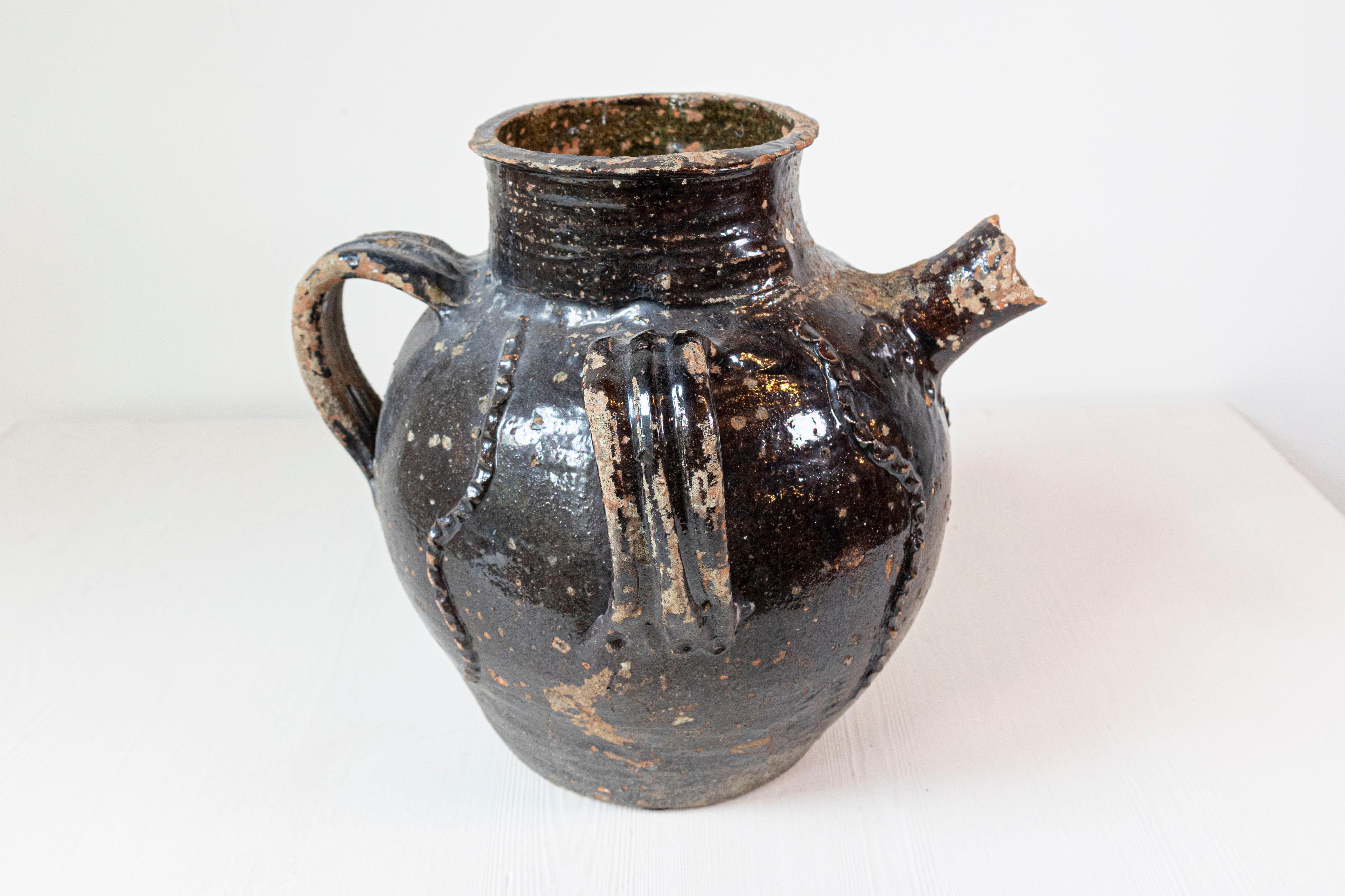 Provincial français Cruche à verser en poterie émaillée du 19e siècle avec trois anses en vente