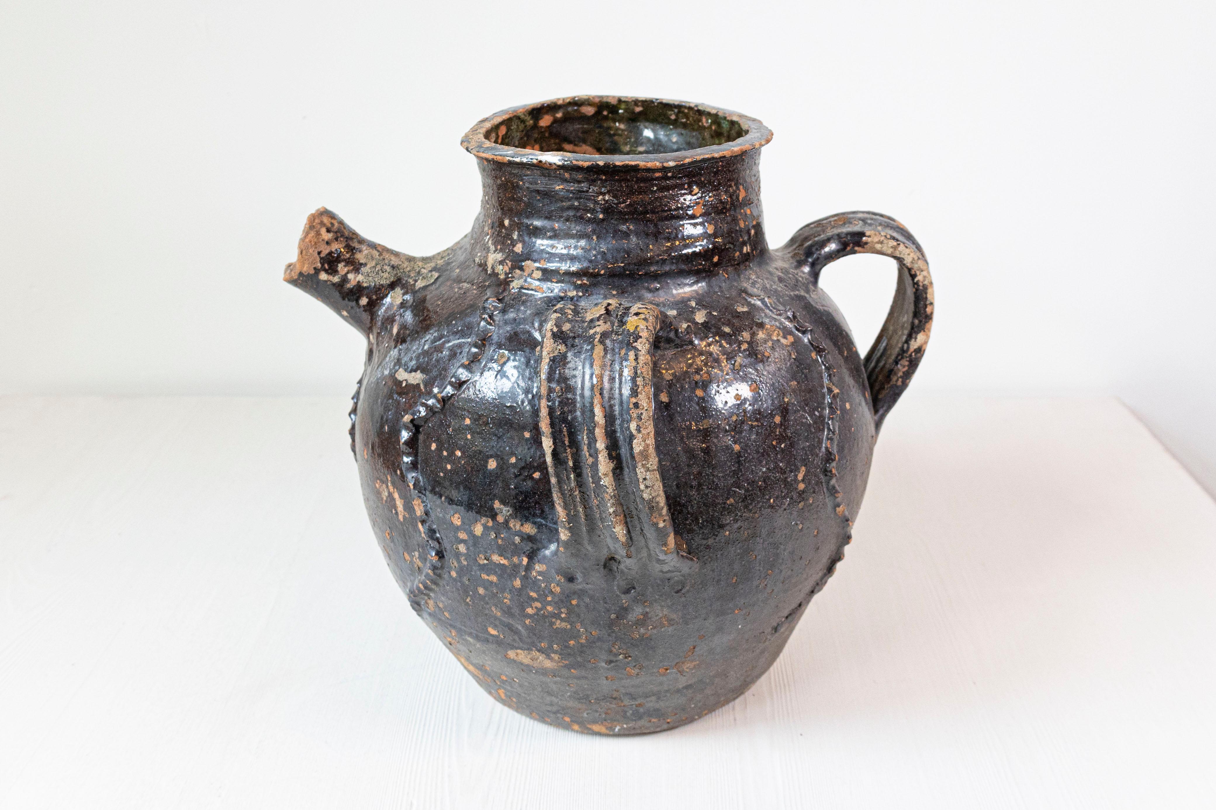 Cruche à verser en poterie émaillée du 19e siècle avec trois anses Bon état - En vente à Atlanta, GA