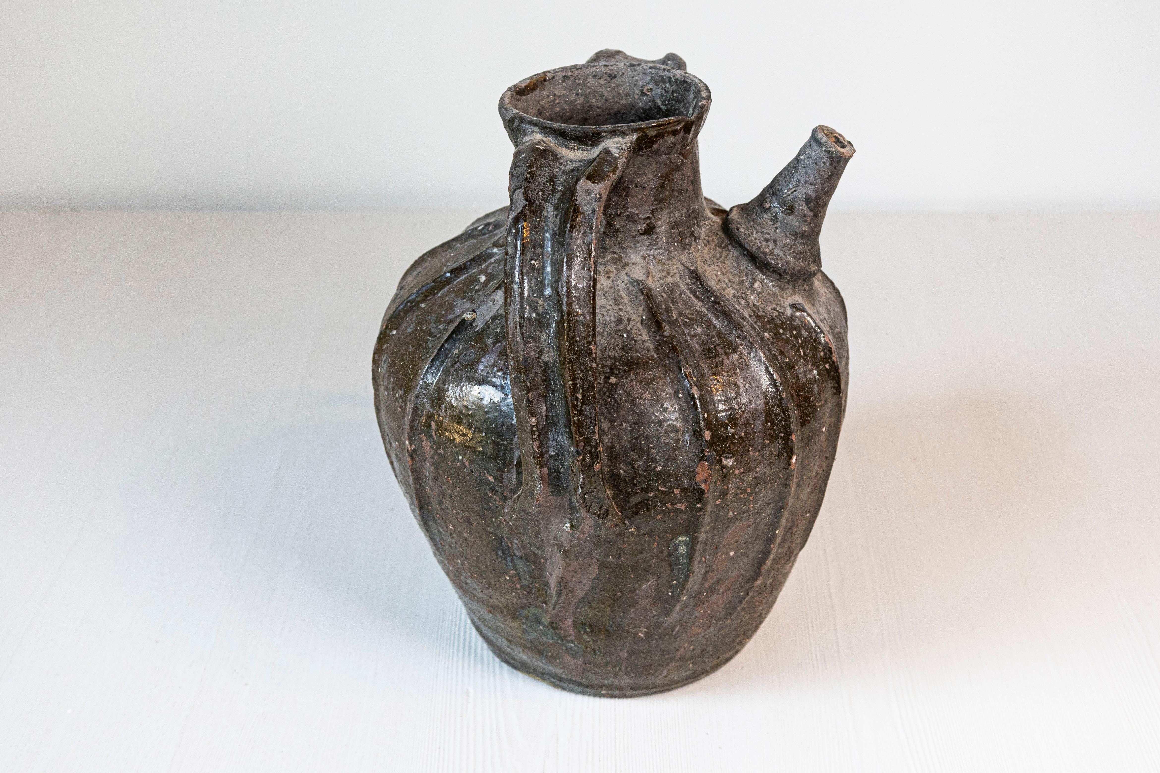 Francese Brocca per versare in ceramica smaltata della Provincia francese del XIX secolo con due manici in vendita