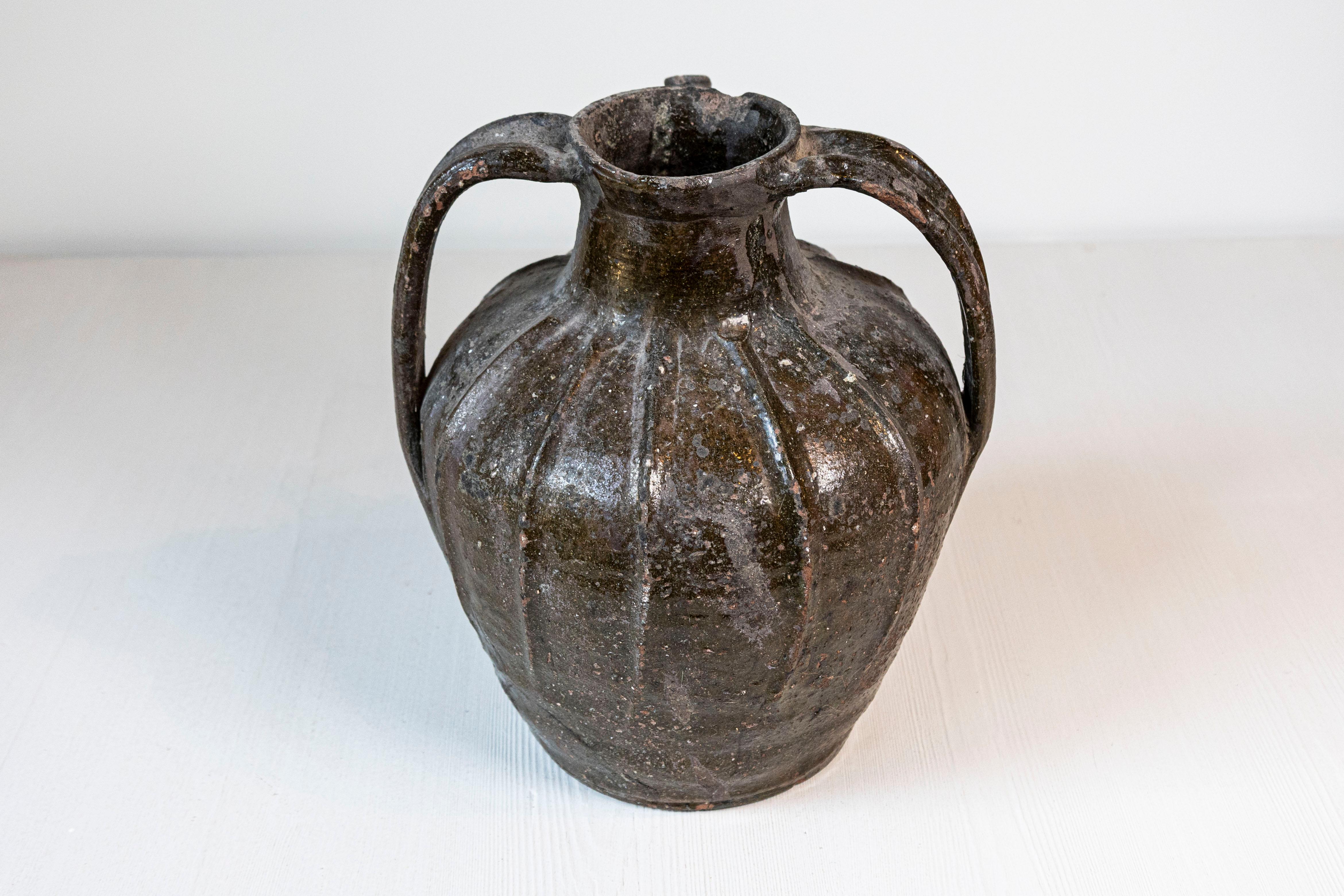 Smaltato Brocca per versare in ceramica smaltata della Provincia francese del XIX secolo con due manici in vendita
