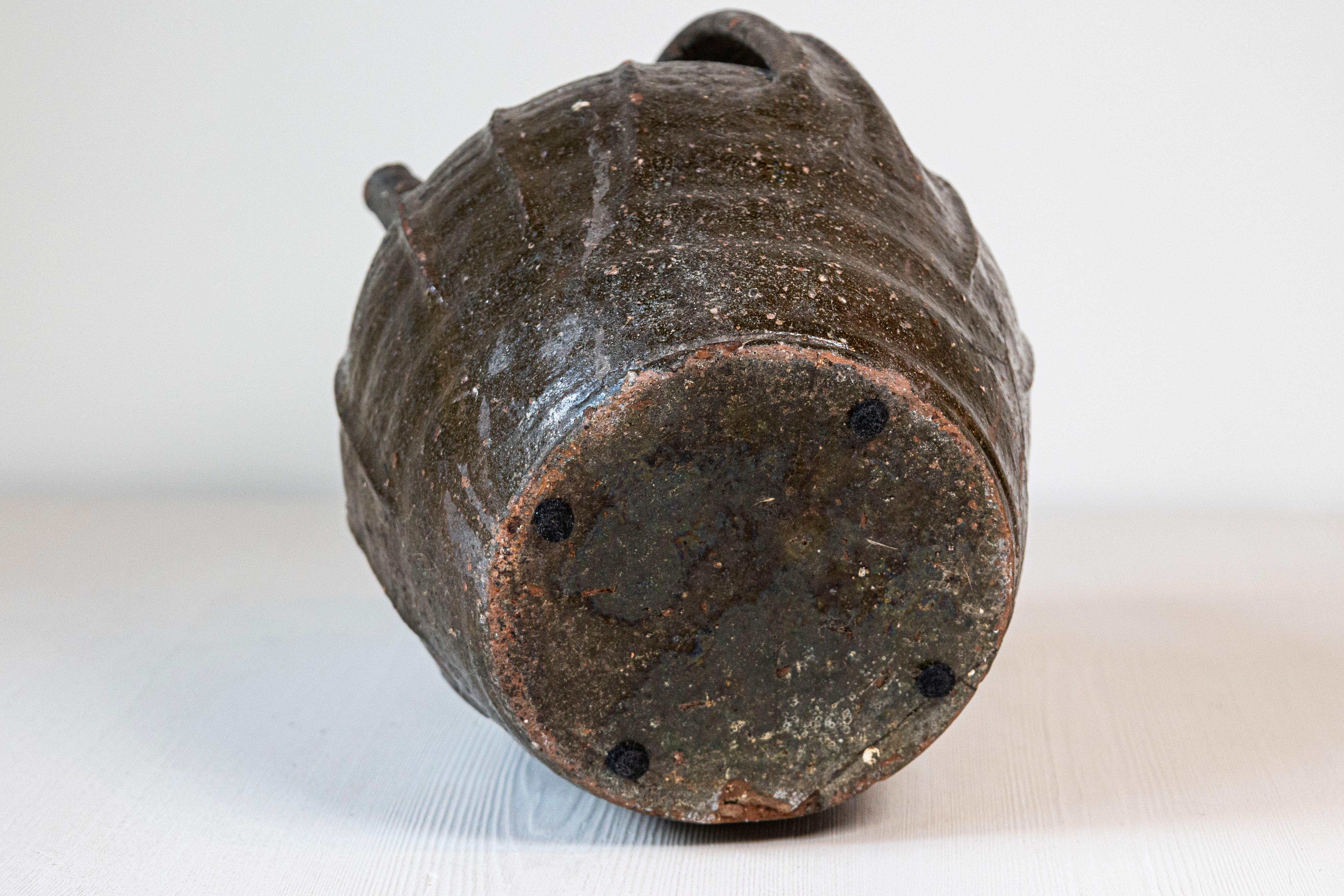 Brocca per versare in ceramica smaltata della Provincia francese del XIX secolo con due manici in vendita 1