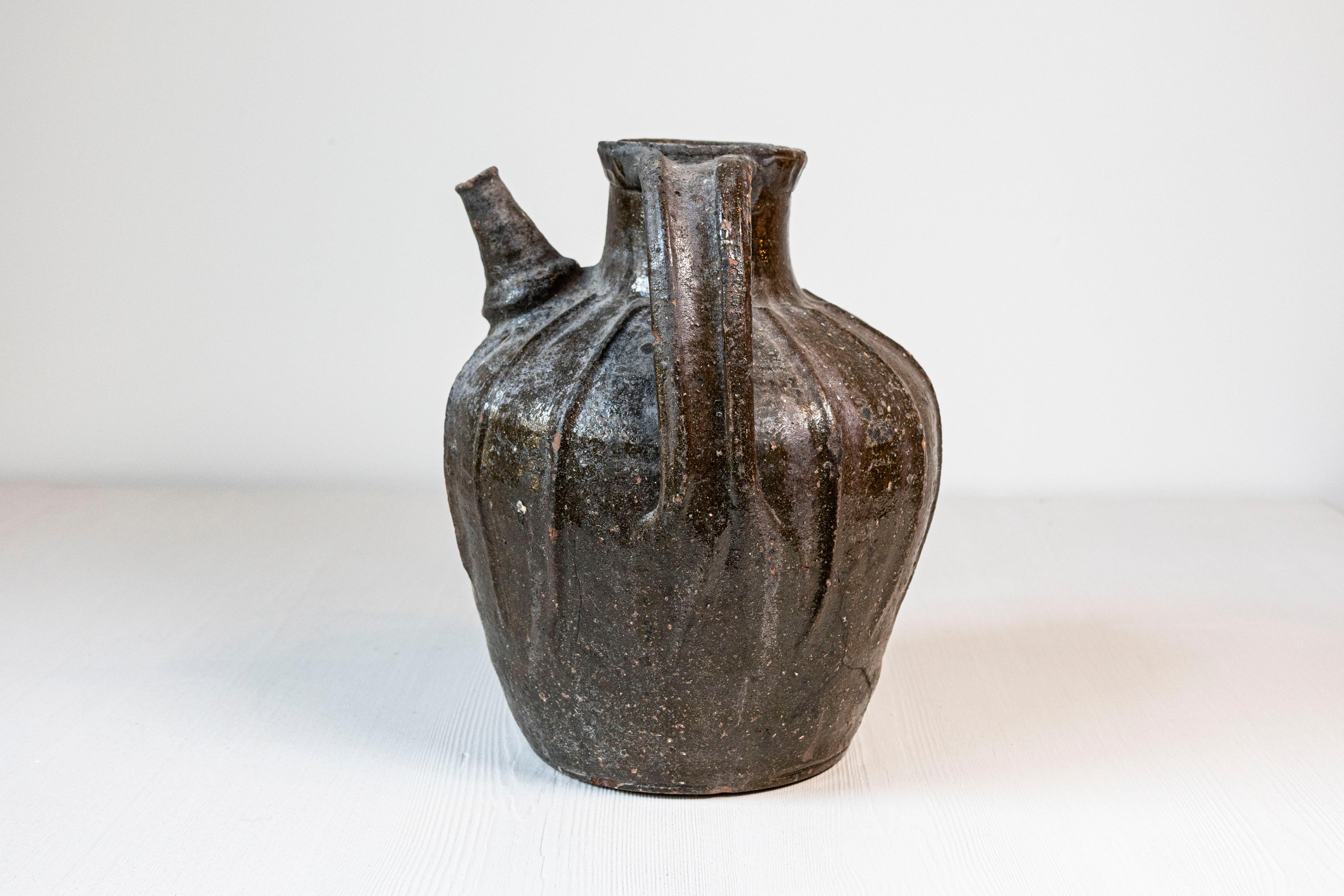 Brocca per versare in ceramica smaltata della Provincia francese del XIX secolo con due manici in vendita 2