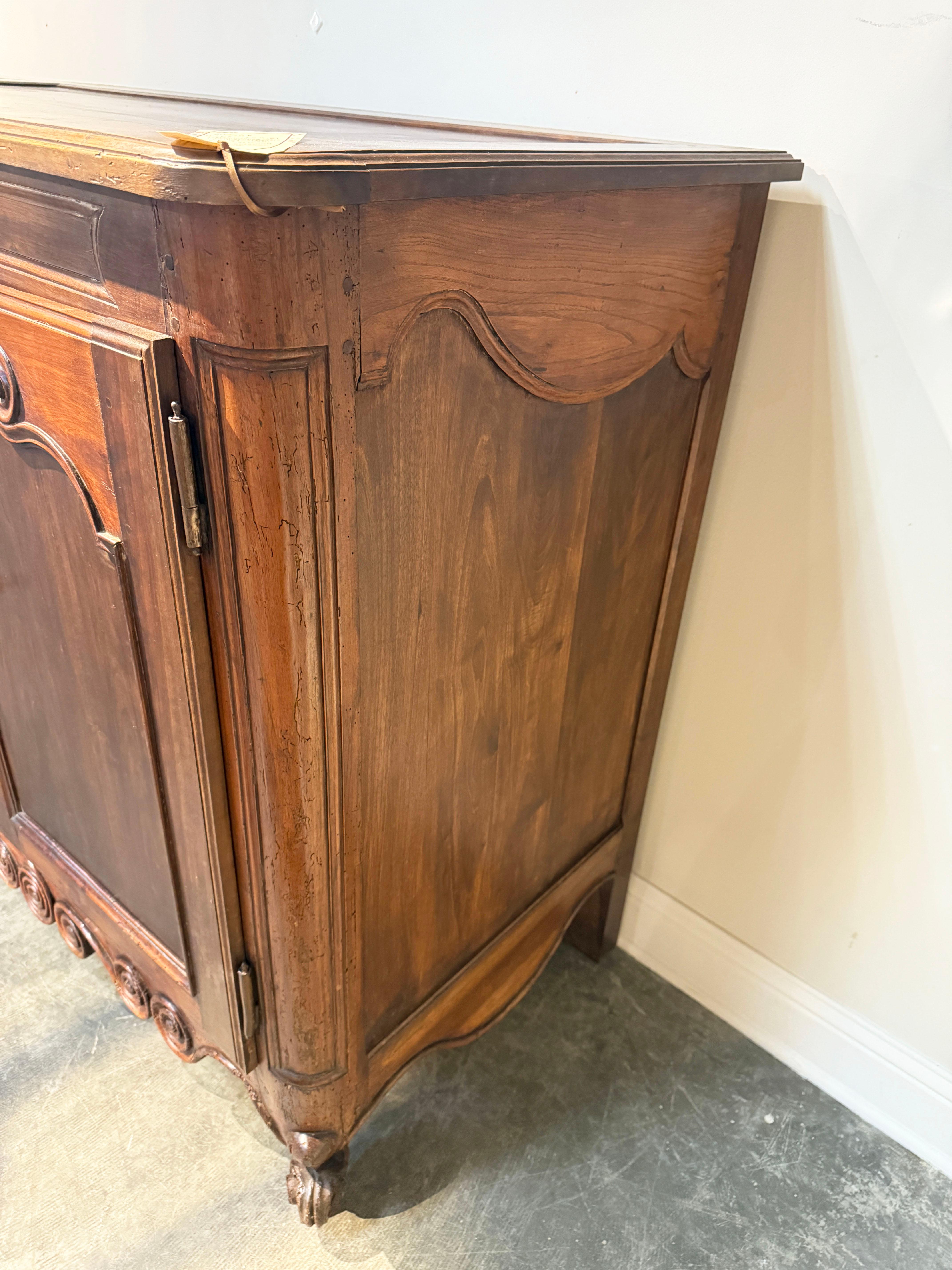 Grande buffet/enfilade in stile Luigi XV del XIX secolo in noce. Dimensioni insolite e grandi. 

Realizzato a mano in Francia a metà del XX secolo, con una qualità eccellente e una bella patina. Sei ante dell'armadio con chiusura a chiave, cerniere
