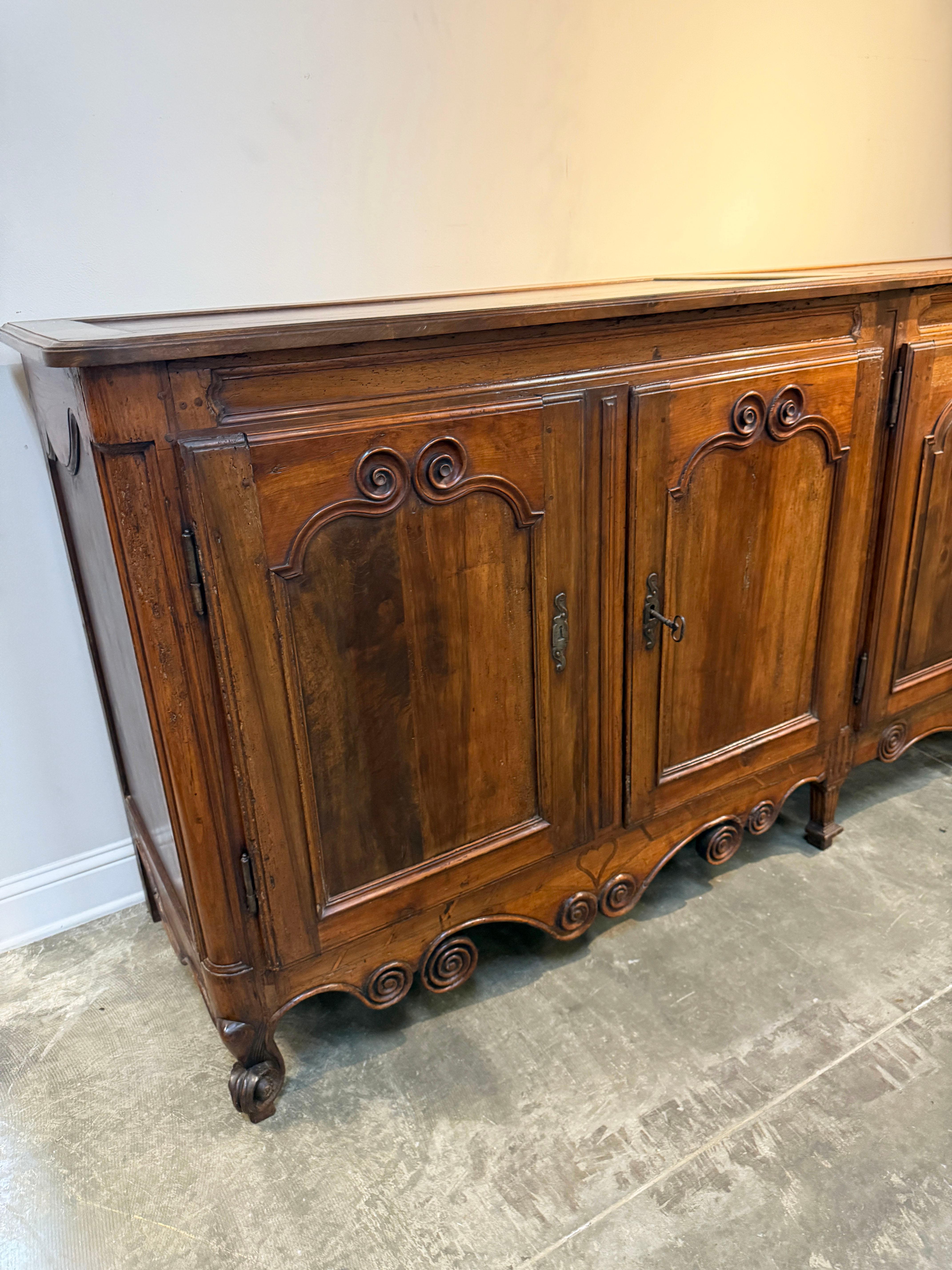 Intagliato a mano Buffet provinciale francese del XIX secolo in stile Grand Louis XV in vendita
