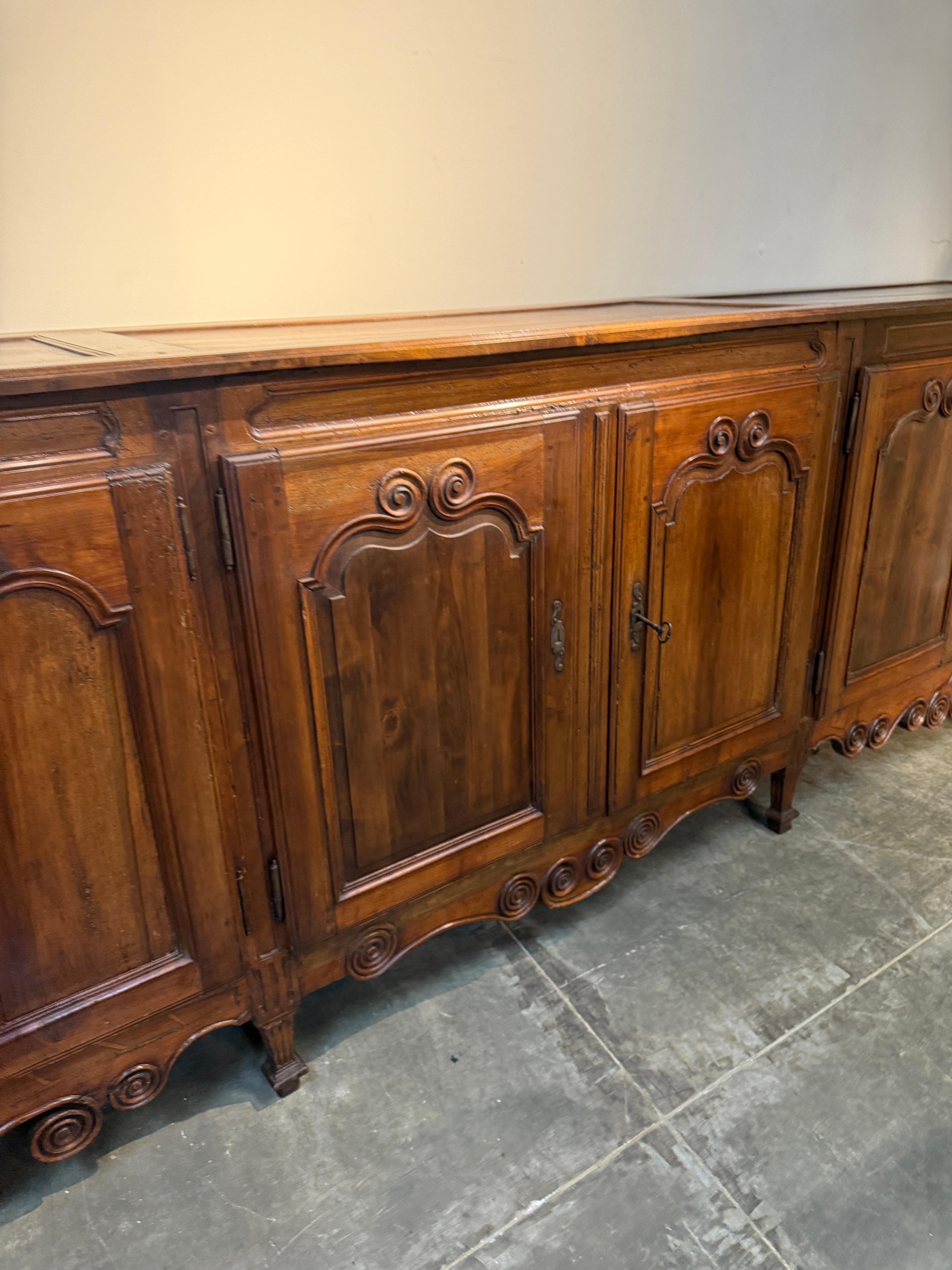 Buffet provinciale francese del XIX secolo in stile Grand Louis XV In condizioni discrete in vendita a Houston, US