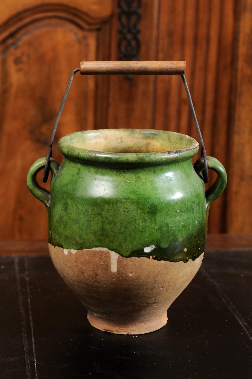 French Provincial 19th Century Green Glazed Confit Pot with Wooden Handle In Good Condition In Atlanta, GA