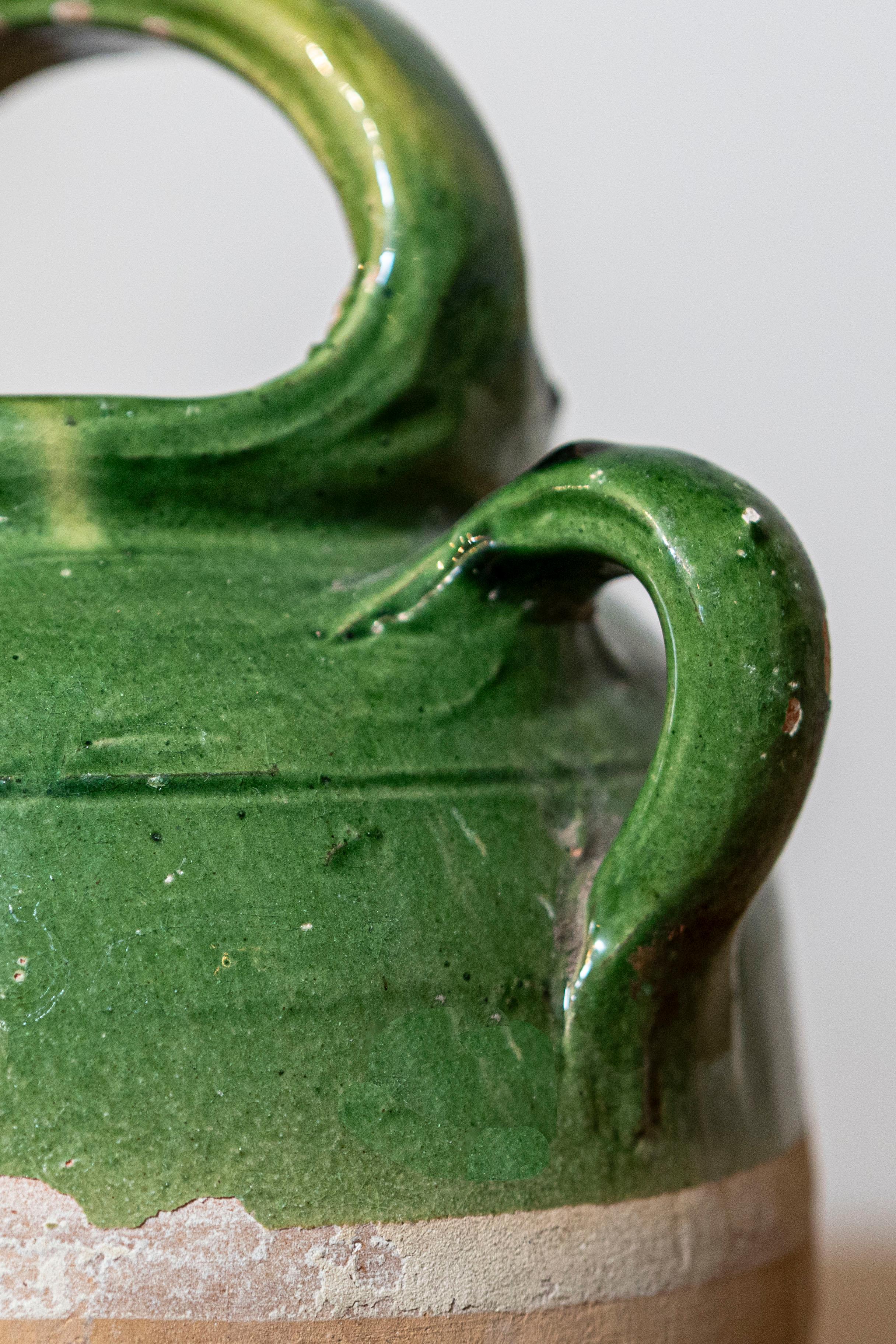 Jarra esmaltada verde de la provincia francesa del siglo XIX con pátina envejecida Terracota en venta