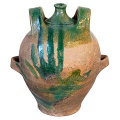 Jarra de cerámica esmaltada verde del siglo XIX de estilo provincial francés con dos asas
