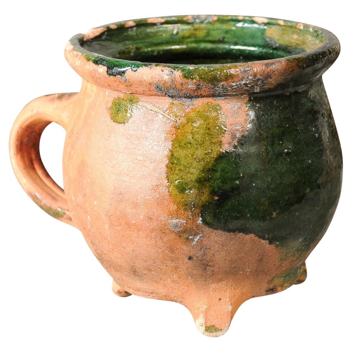 Grün glasierte Keramik im französischen Provinzstil des 19. Jahrhunderts mit Dreibein-Sockel und Griff