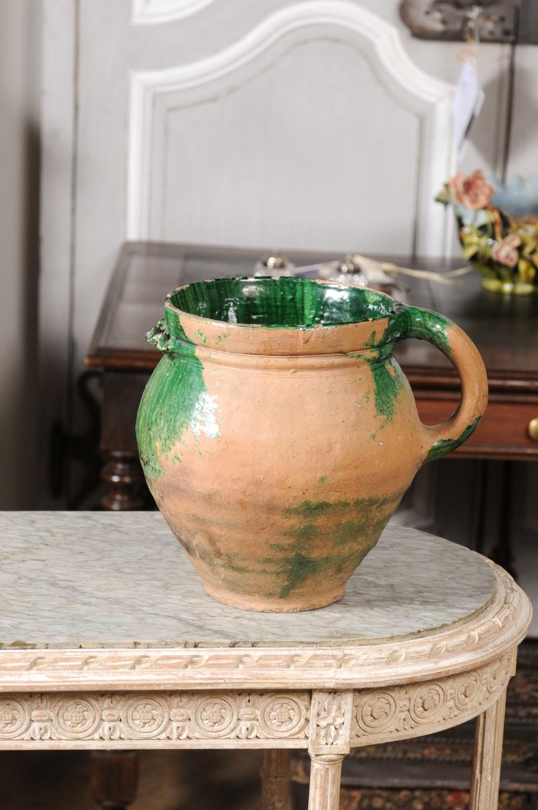 XIXe siècle Poterie provinciale française du 19ème siècle avec glaçure verte et poignée arrière