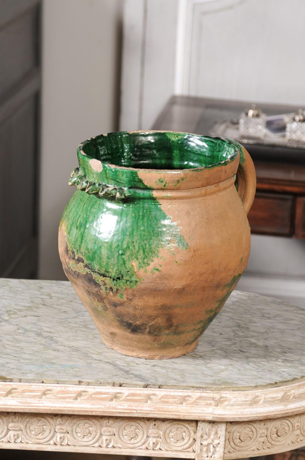 Poteries Poterie provinciale française du 19ème siècle avec glaçure verte et poignée arrière