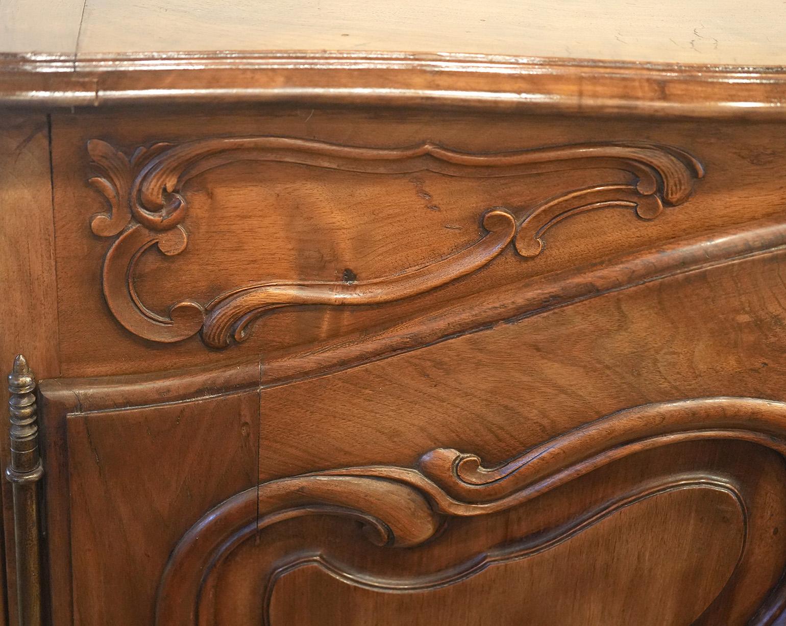 French Provincial 19th Century Walnut Beautifully Shaped Buffet In Excellent Condition For Sale In Ft. Lauderdale, FL