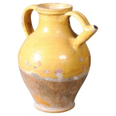 Pichet en poterie émaillée jaune du 19ème siècle avec deux poignées, de style provincial français