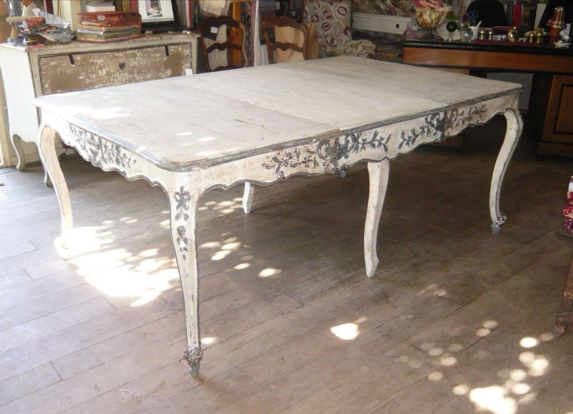 French Provincial adjustable dining table from late 19th century.
Measurement: cm. 138-200-267 x 125 x height 78.