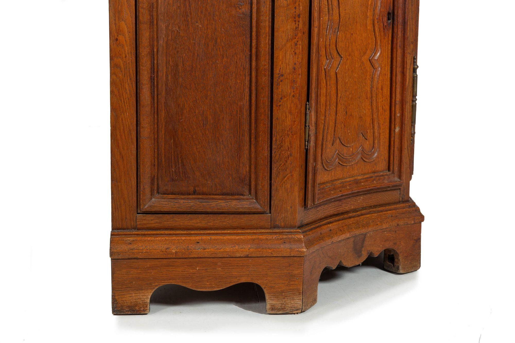 French Provincial Antique Oak and Marble Buffet Sideboard Cabinet ca. 1880 For Sale 6