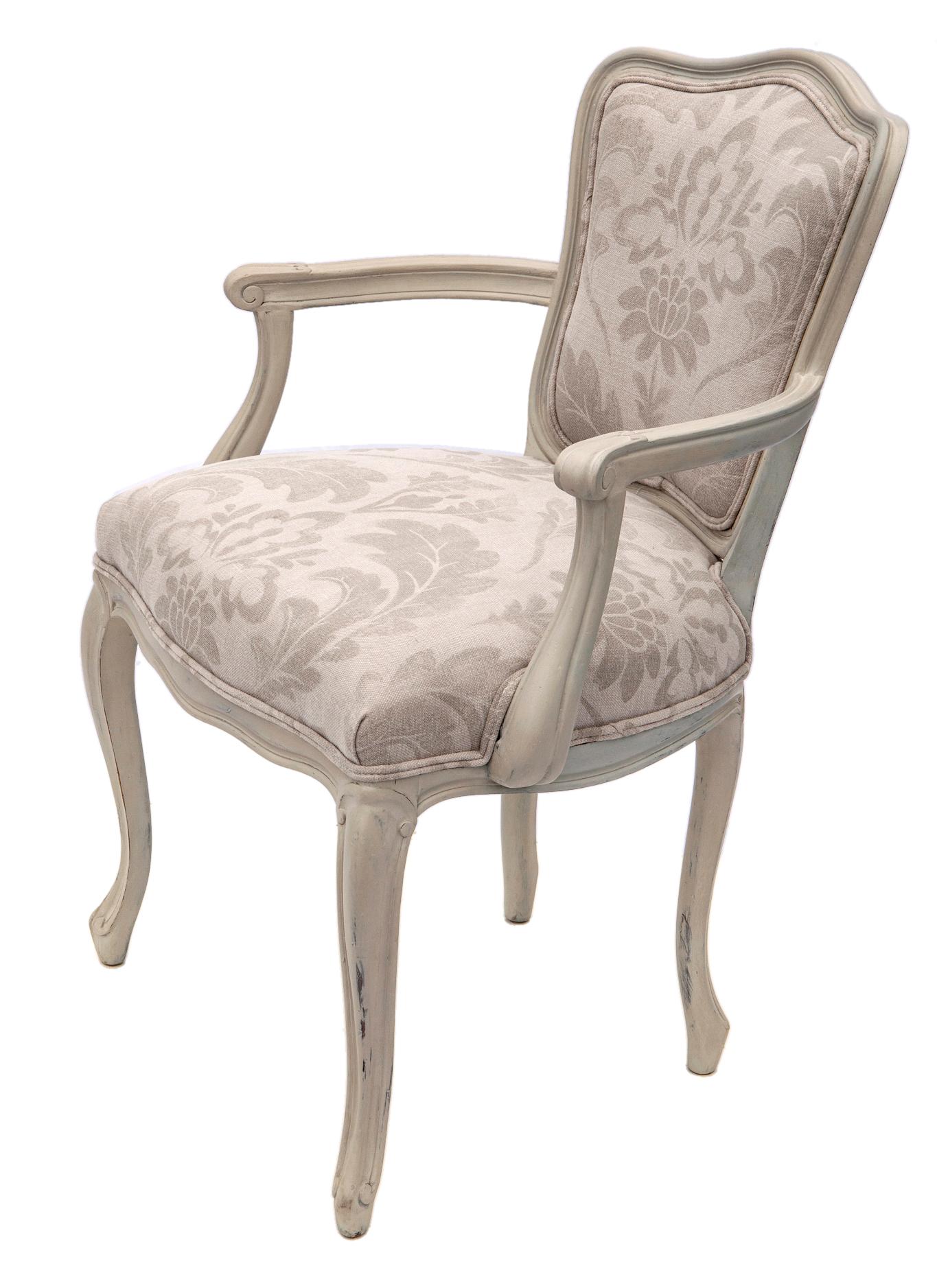 Dieser atemberaubende Stuhl zeichnet sich durch elegante, handbemalte Kurven in Grautönen aus.
Die Sitzfläche und die Rückenlehne wurden mit einem Leinendamast von Romo neu bezogen. 
Dieser Stuhl ist ein unglaublich bequemer Stuhl mit einer