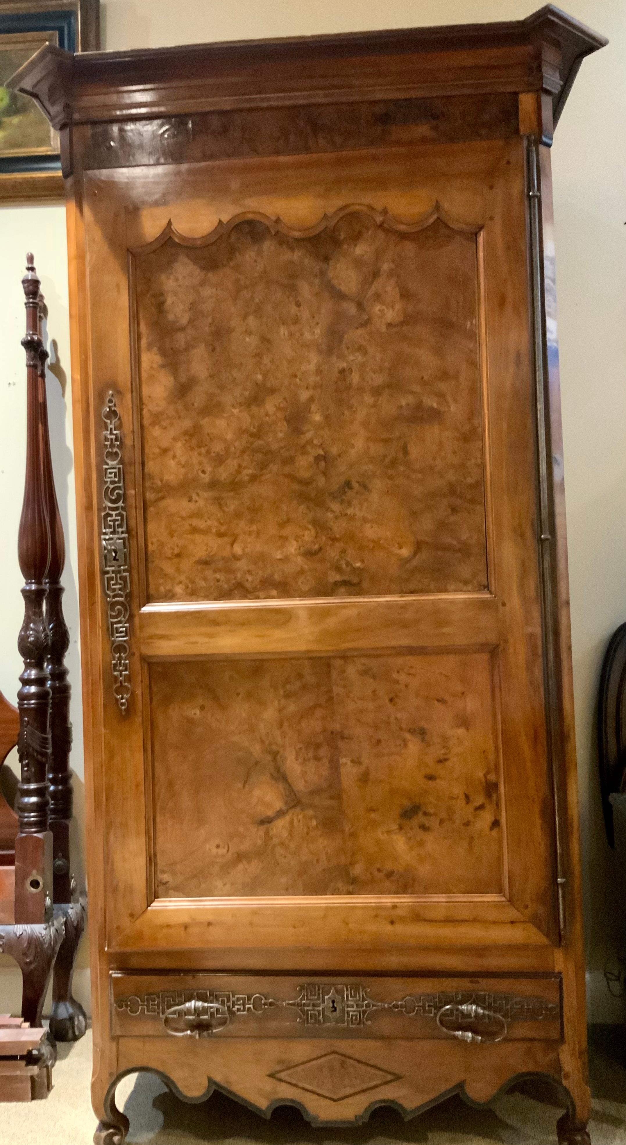 French provincial armoire/Bonnetiere 19 th c burled walnut In Excellent Condition For Sale In Houston, TX