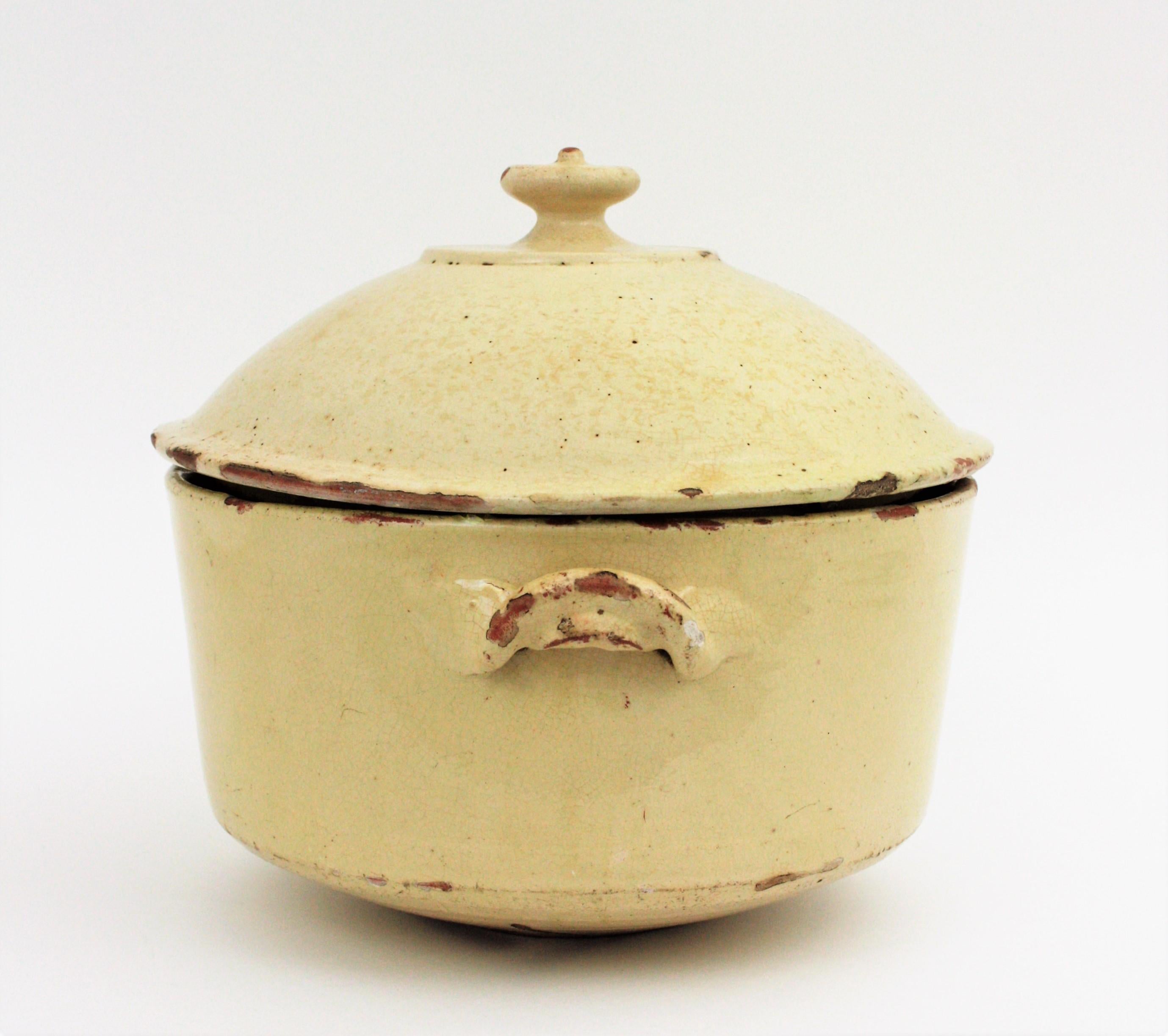 French Provincial Beige Glazed Terracotta Casserole Tureen In Good Condition For Sale In Barcelona, ES
