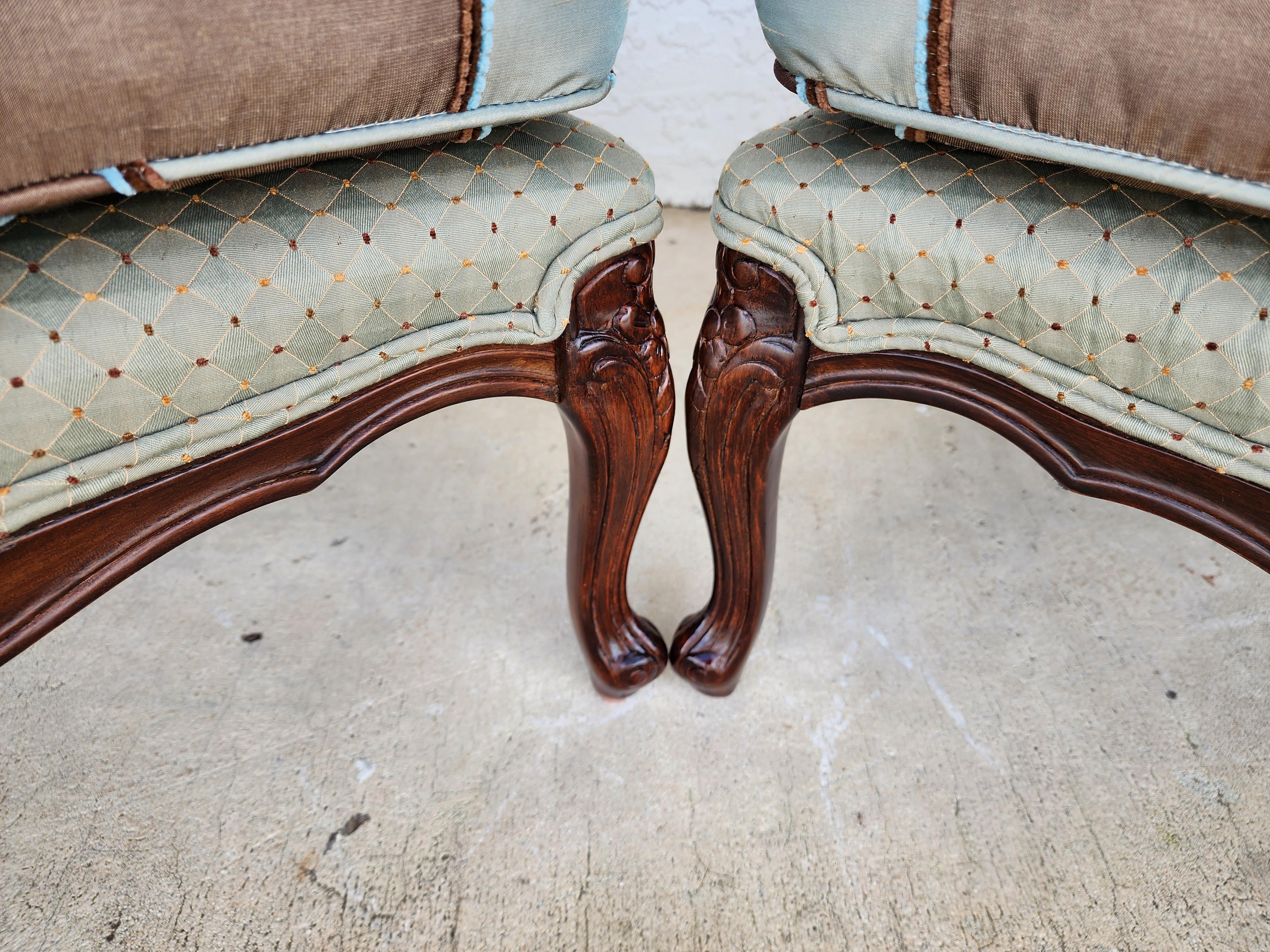 Französisch Provincial Bergere Lounge Stühle Louis XV Seide im Zustand „Gut“ im Angebot in Lake Worth, FL
