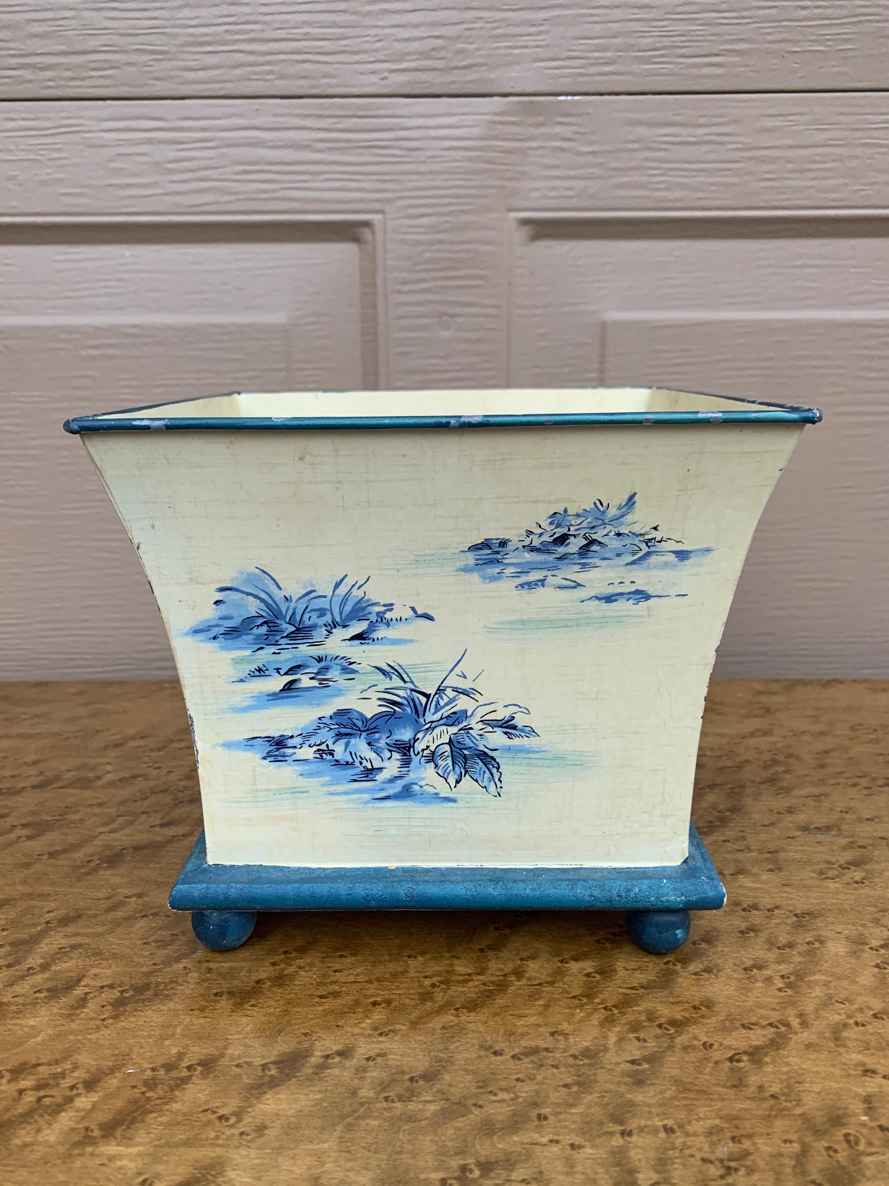 Stile provenzale Vaso provinciale francese Cachepot in tole blu e bianco in vendita