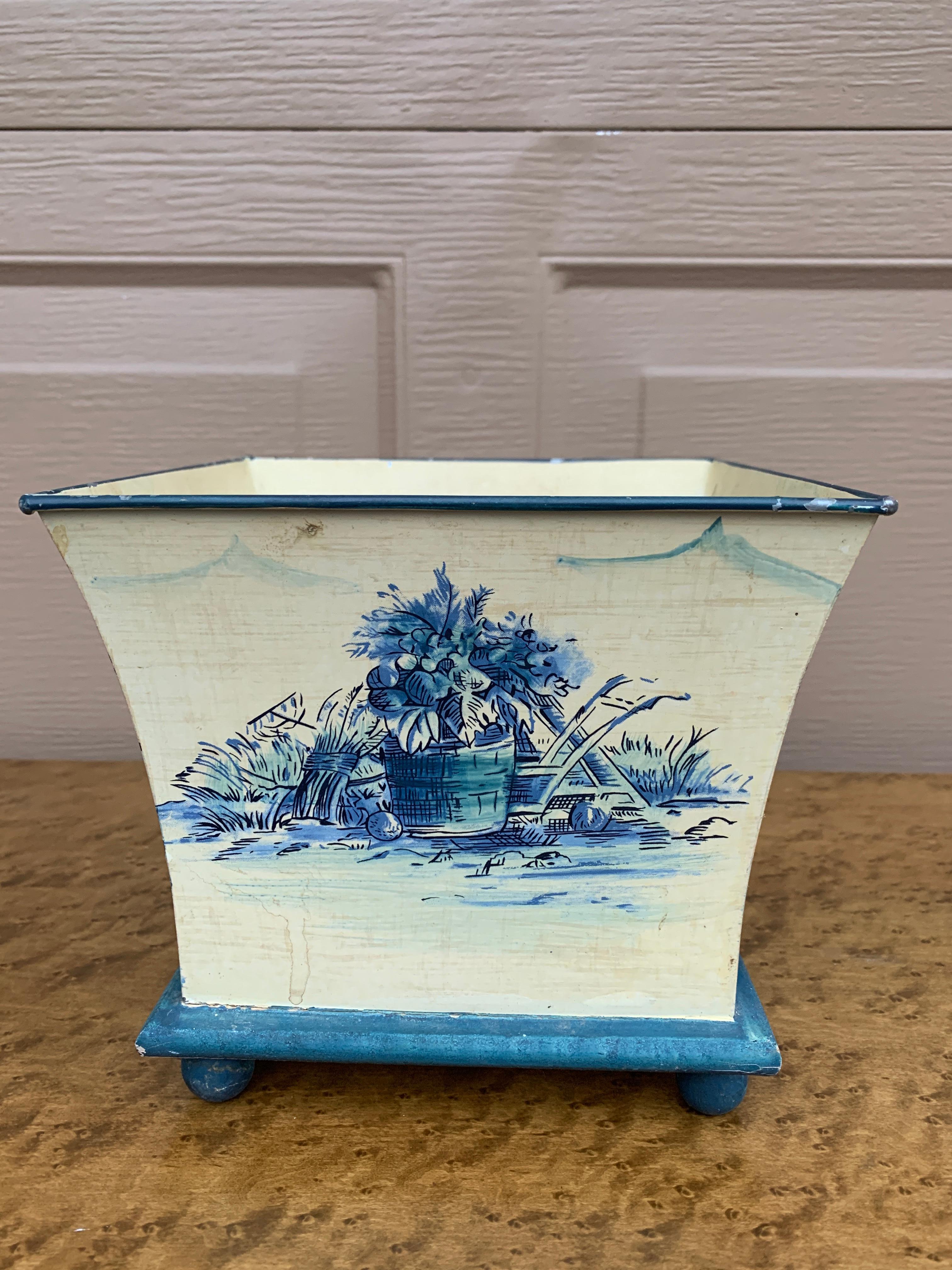 Americano Vaso provinciale francese Cachepot in tole blu e bianco in vendita