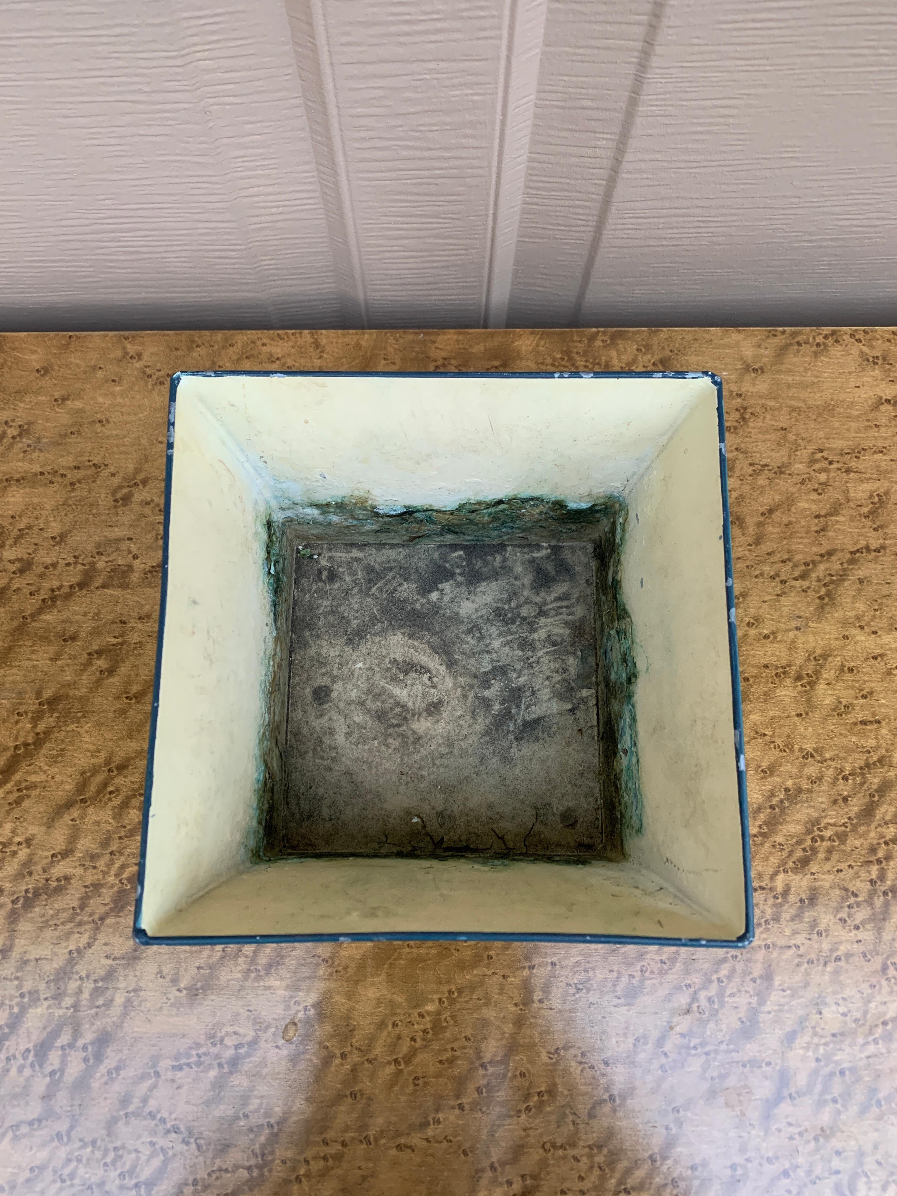 Vaso provinciale francese Cachepot in tole blu e bianco In condizioni buone in vendita a Elkhart, IN