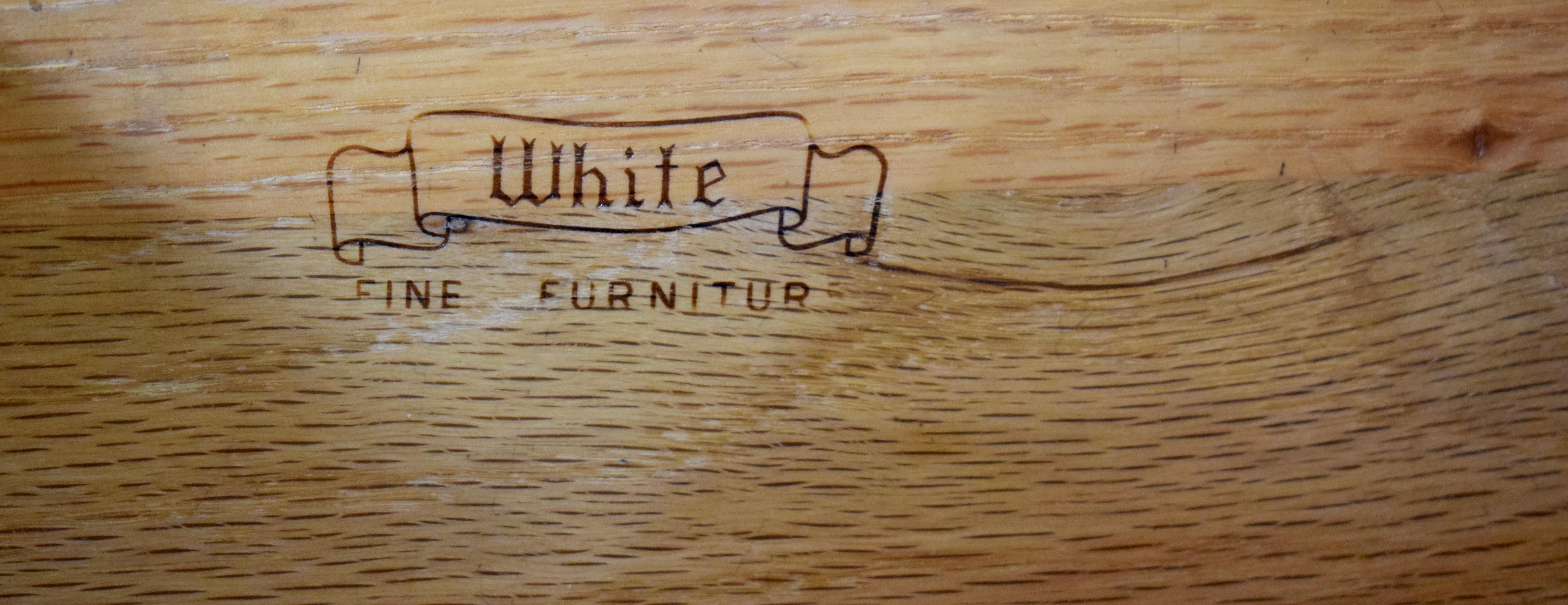 Table de nuit provinciale française bombée par White Furniture en vente 2