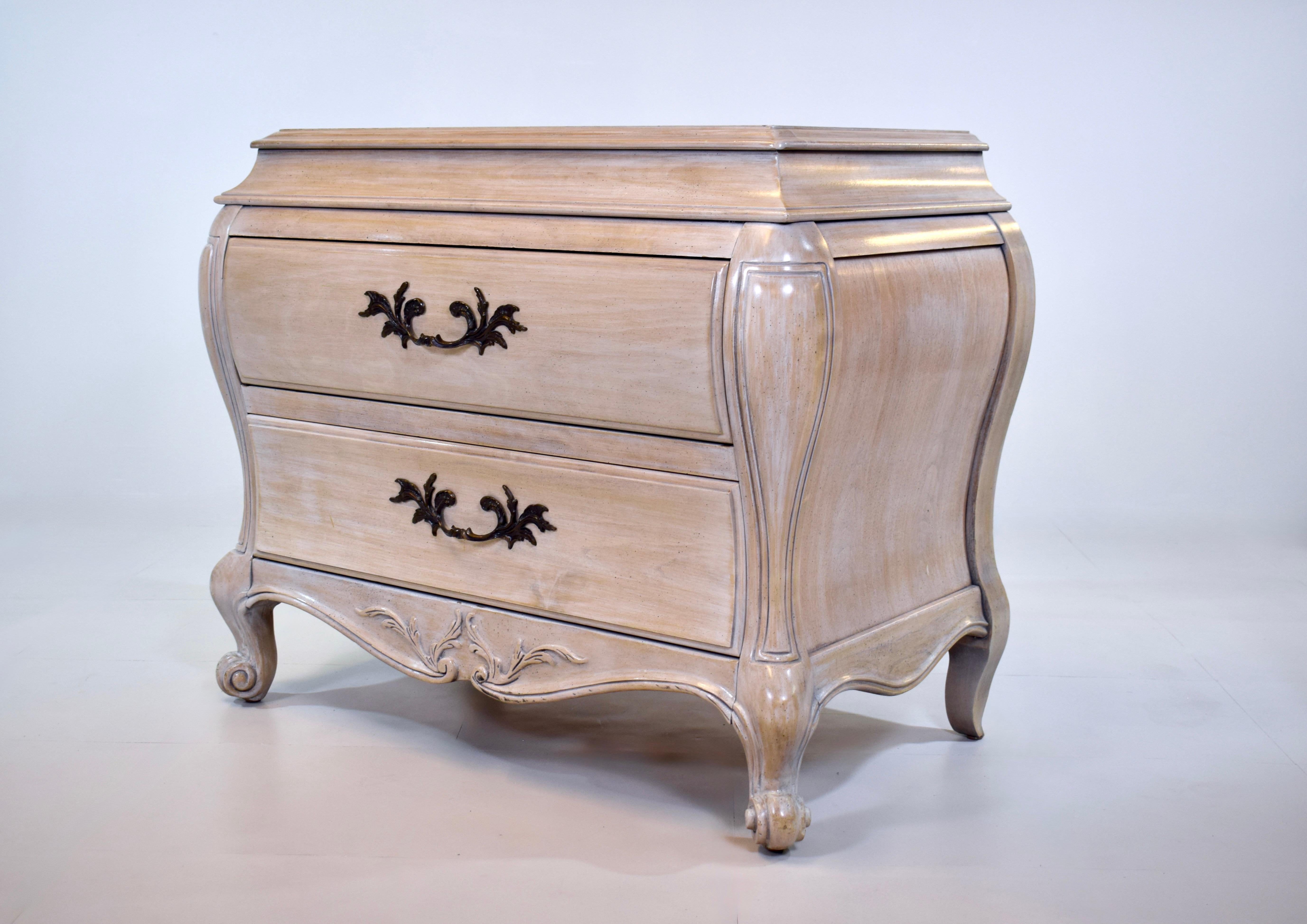 Exceptionnelle commode de chevet de style Louis XV Bombe par Whiting Furniture, avec deux tiroirs à queue d'aronde, en finition émaillée blanche d'origine. Dimensions généreuses : 32 