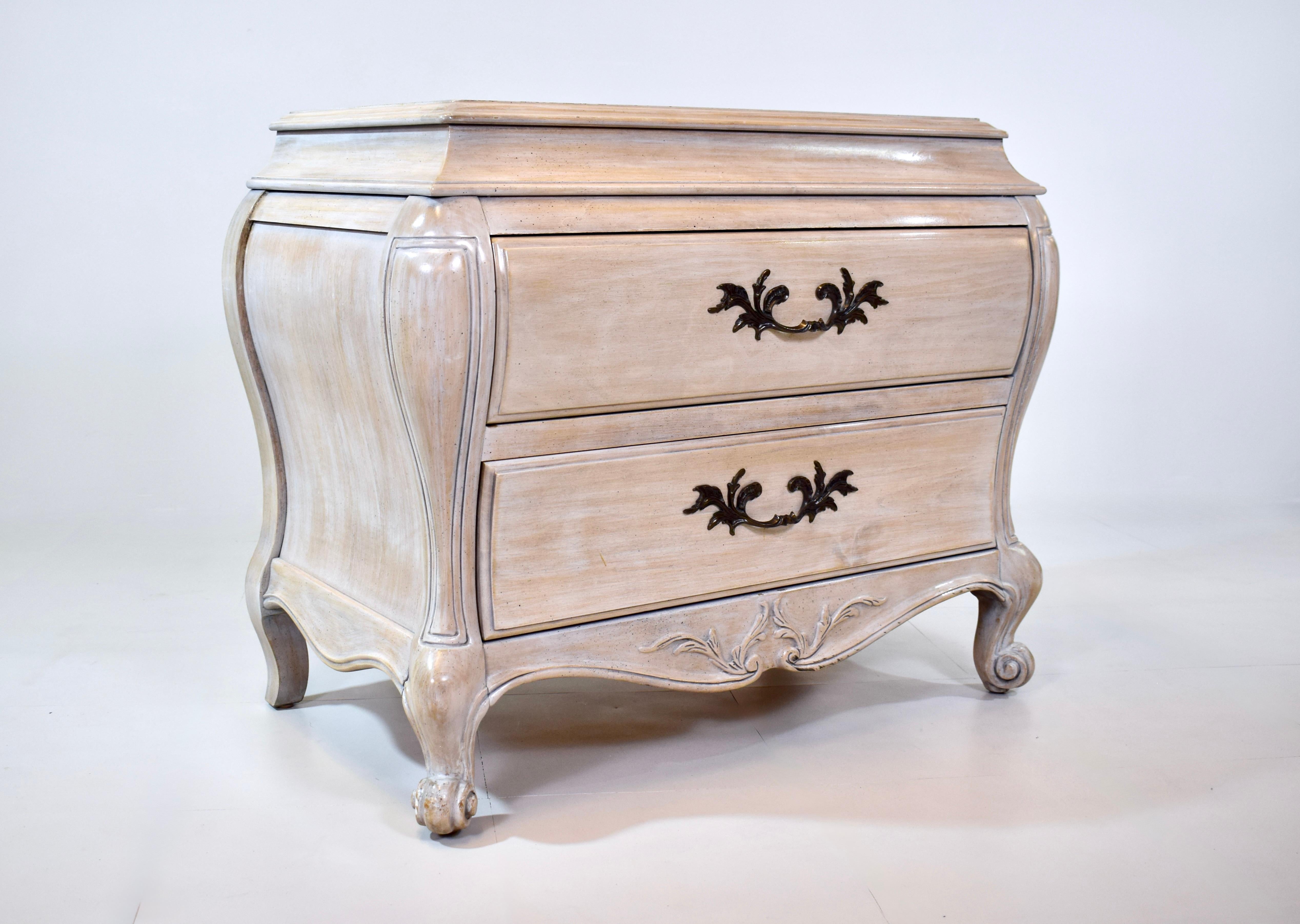 Américain Table de nuit provinciale française bombée par White Furniture en vente