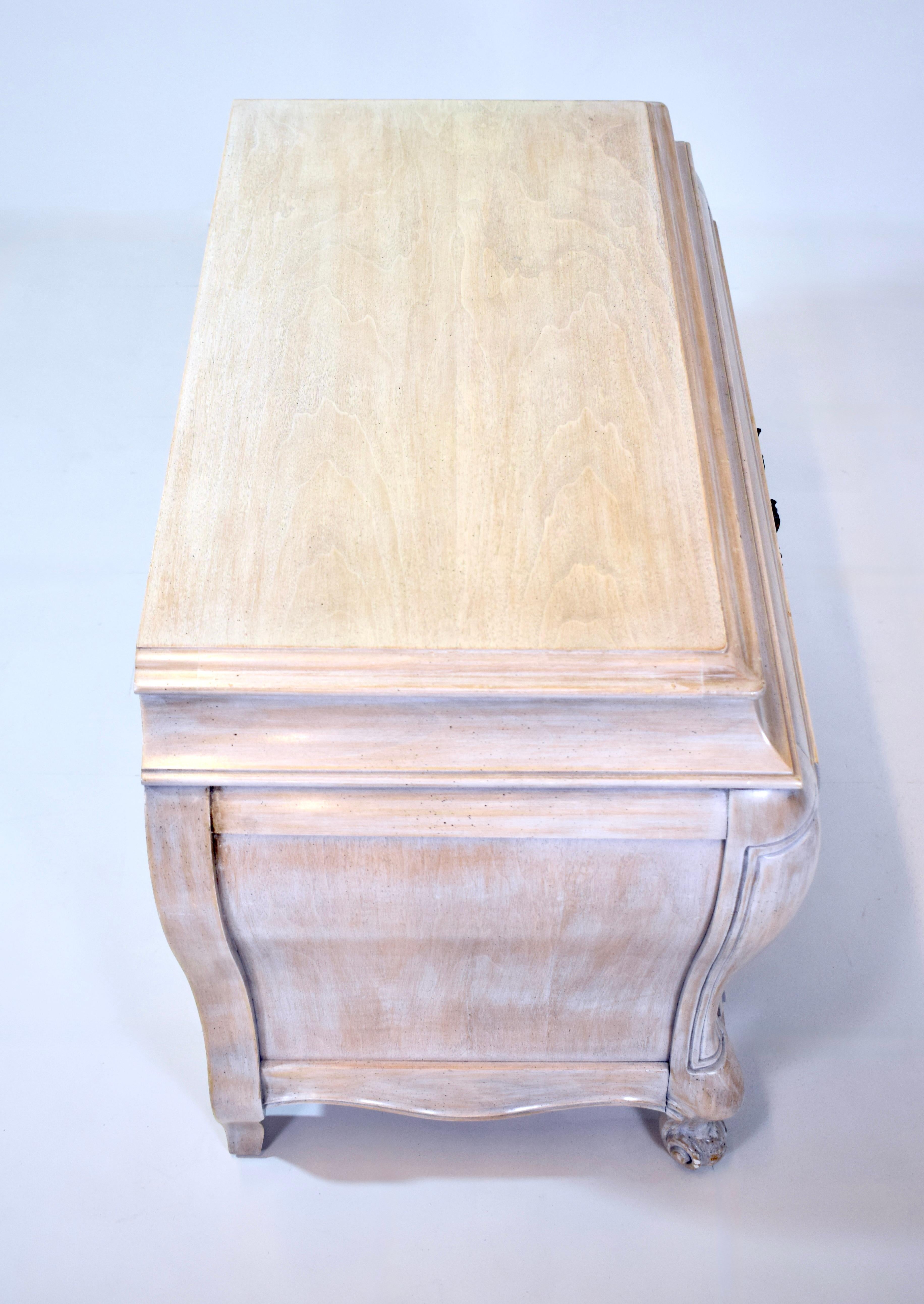 Vernissé Table de nuit provinciale française bombée par White Furniture en vente