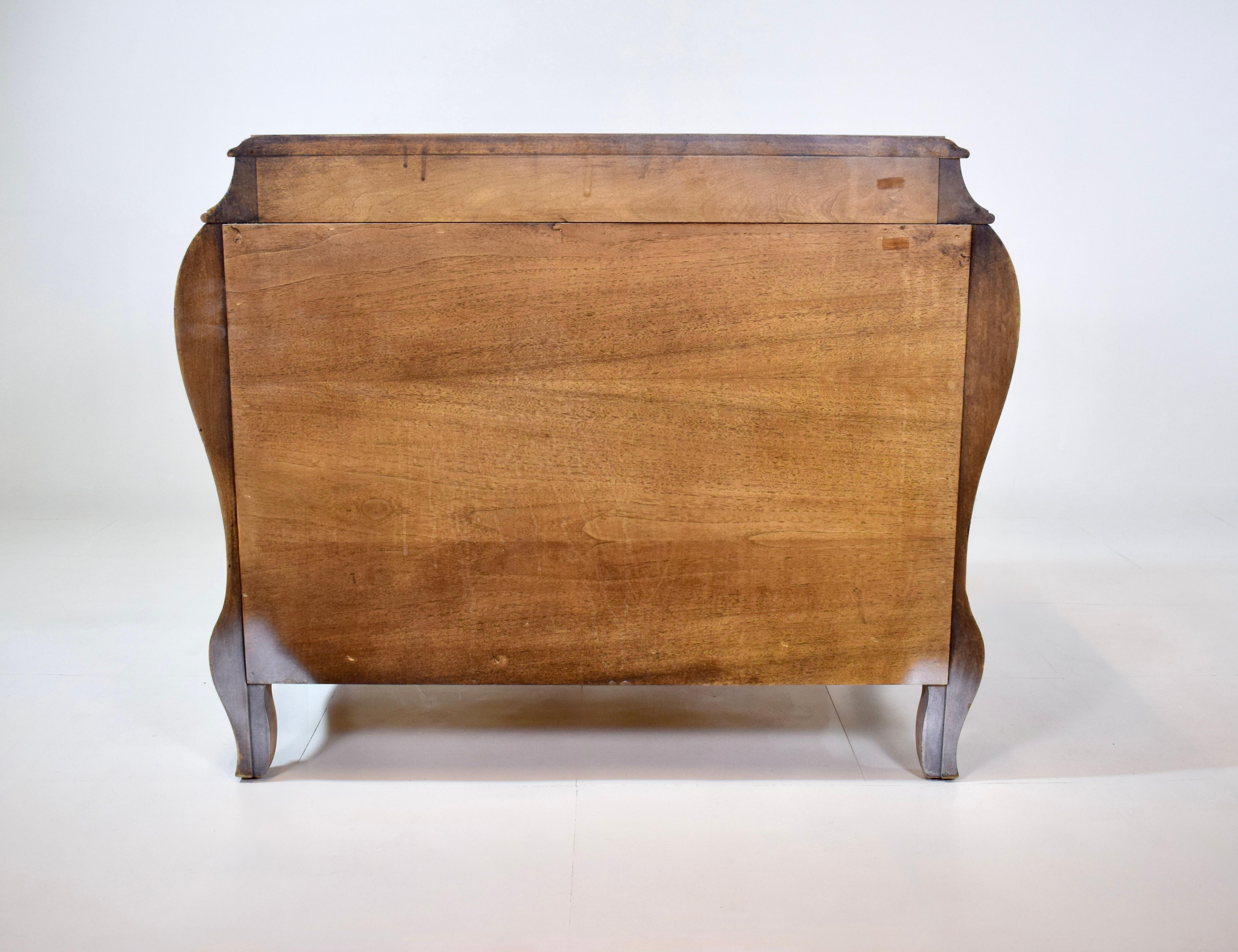 20ième siècle Table de nuit provinciale française bombée par White Furniture en vente