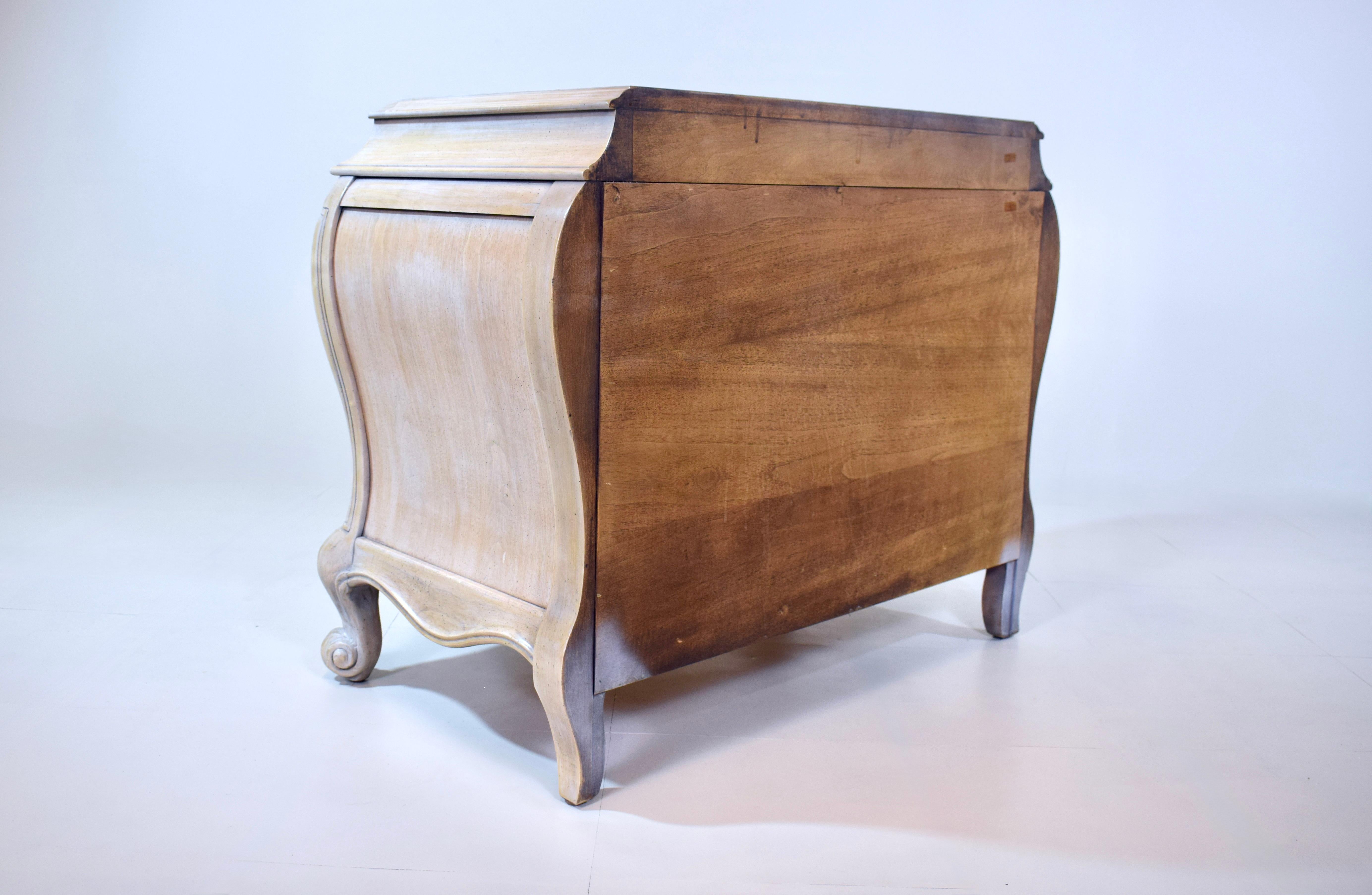 Fer Table de nuit provinciale française bombée par White Furniture en vente