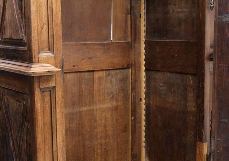 Französische Bonnetiere im französischen Provinzstil mit gestufter Krone über einer Tür, 18. Jahrhundert (18. Jahrhundert und früher) im Angebot