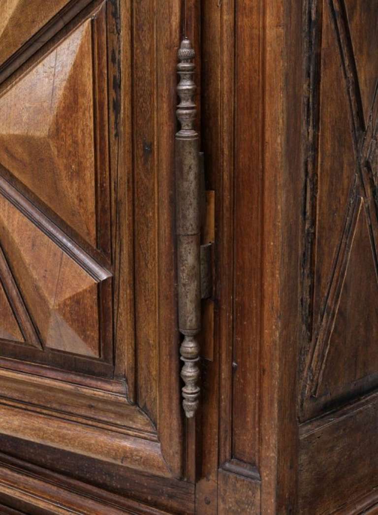 Französische Bonnetiere im französischen Provinzstil mit gestufter Krone über einer Tür, 18. Jahrhundert im Angebot 1