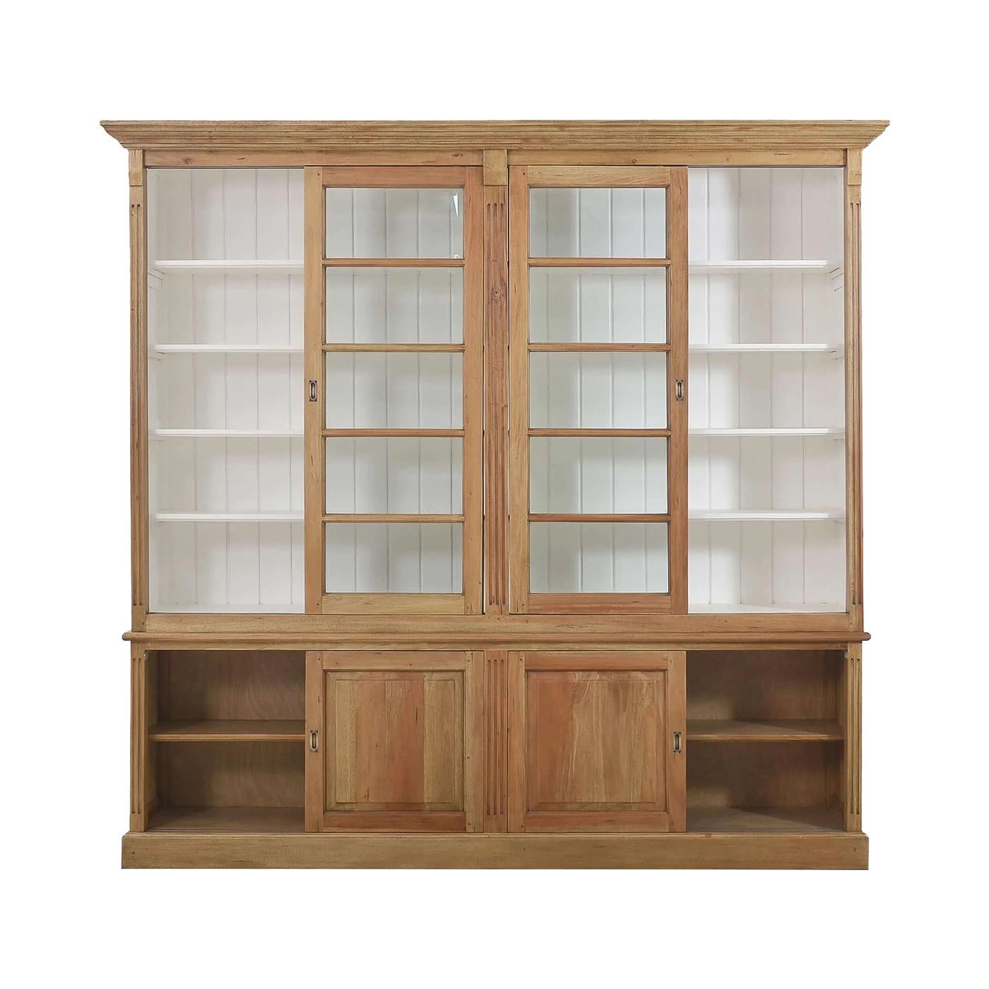  Présenté dans une finition Chêne français antique, son extérieur dégage une chaleur organique, complétée par un intérieur peint en White Harvest qui rehausse le contraste de l'exposition. Les portes coulissantes en verre situées au-dessus offrent