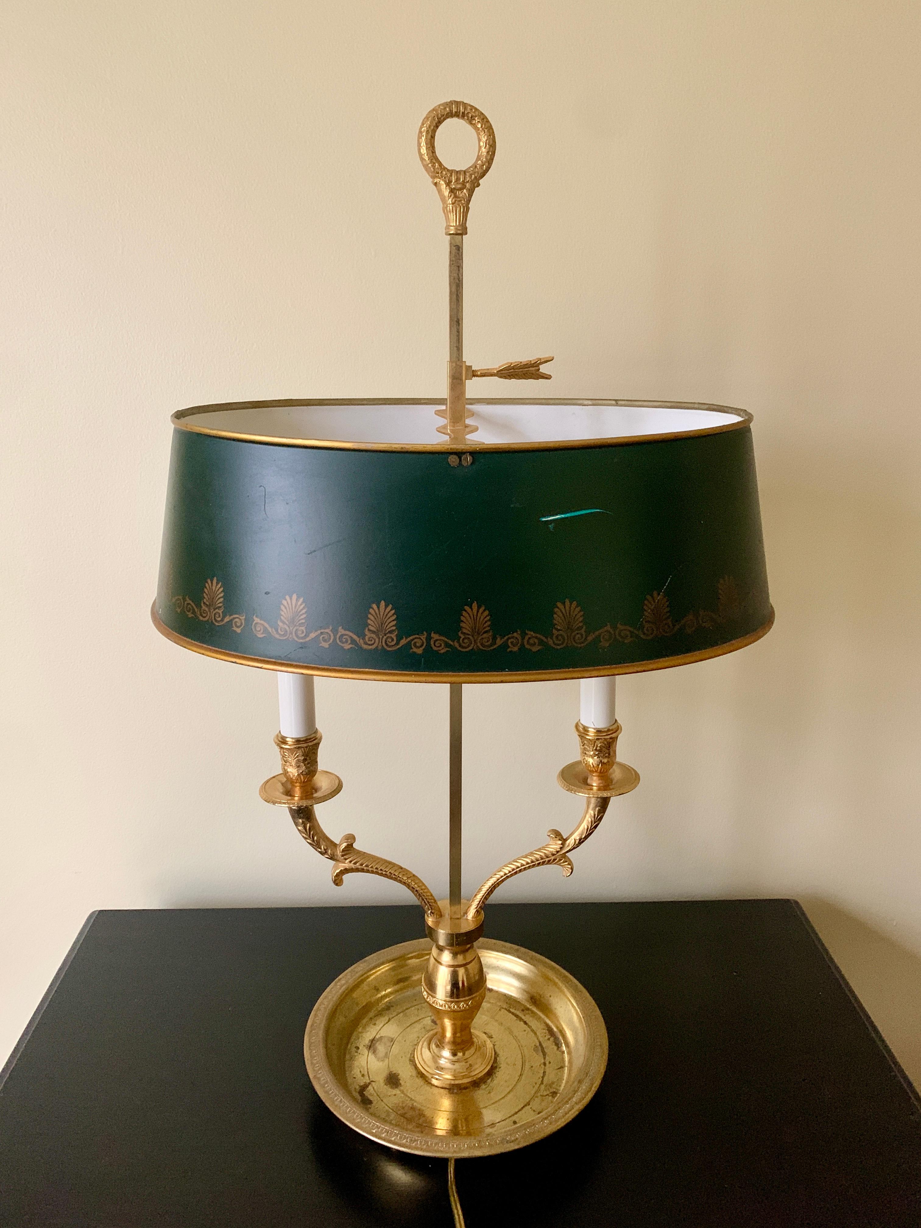 French Provincial Brass Bouillotte Lamp With Stenciled Green Tole Shade For Sale 4